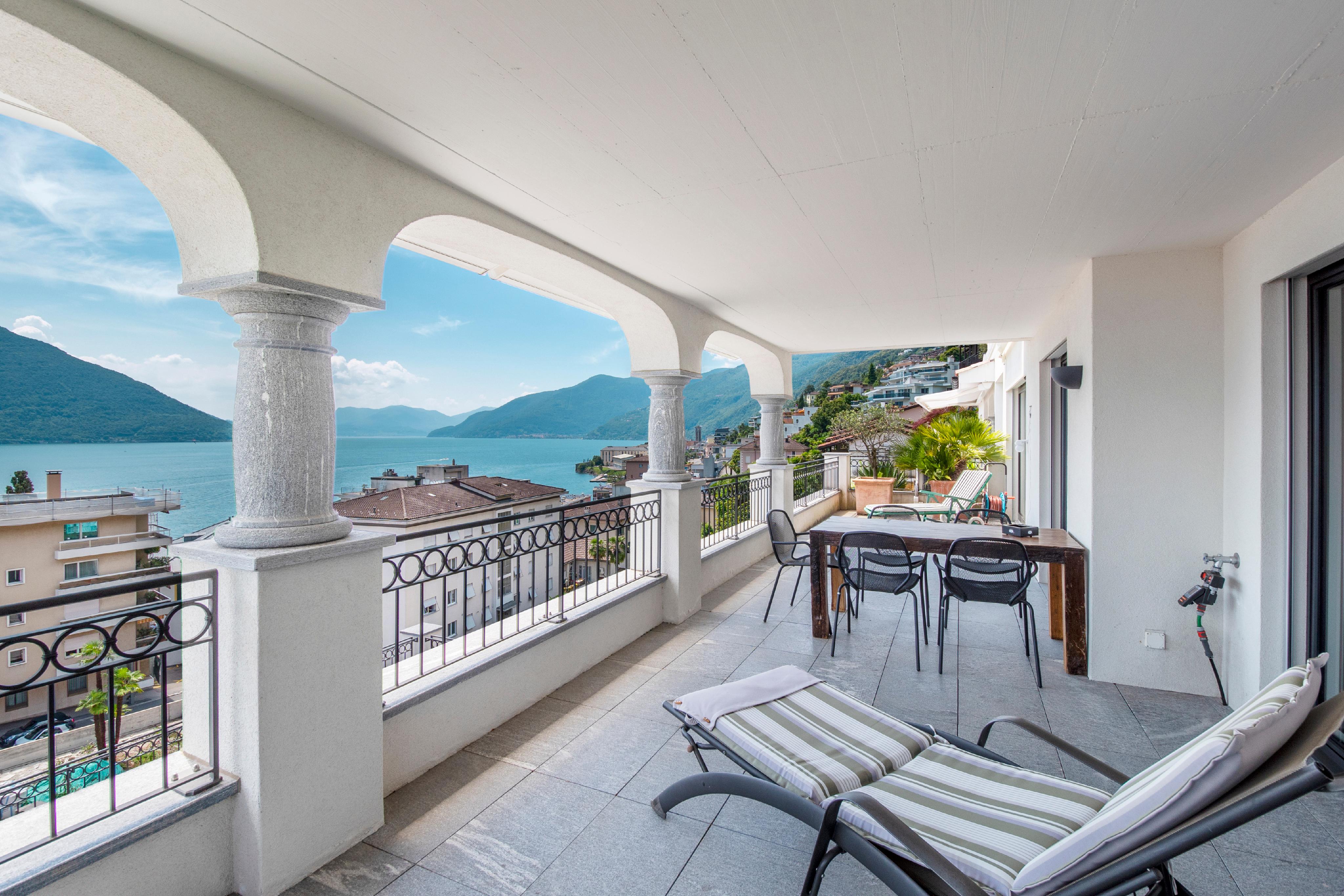 Überdachte Terrasse mit Seeblick
