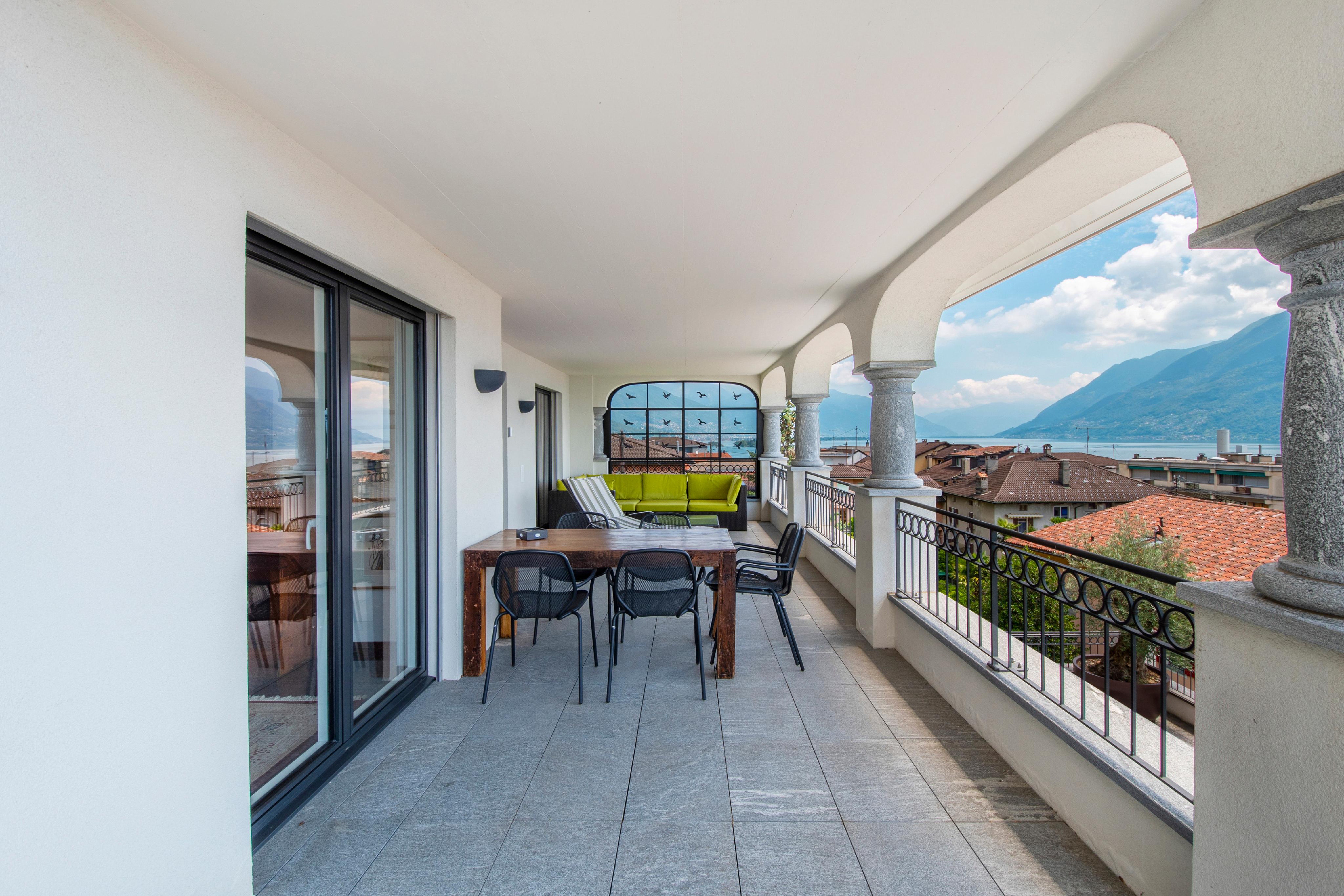 Überdachter Balkon mit Seeblick