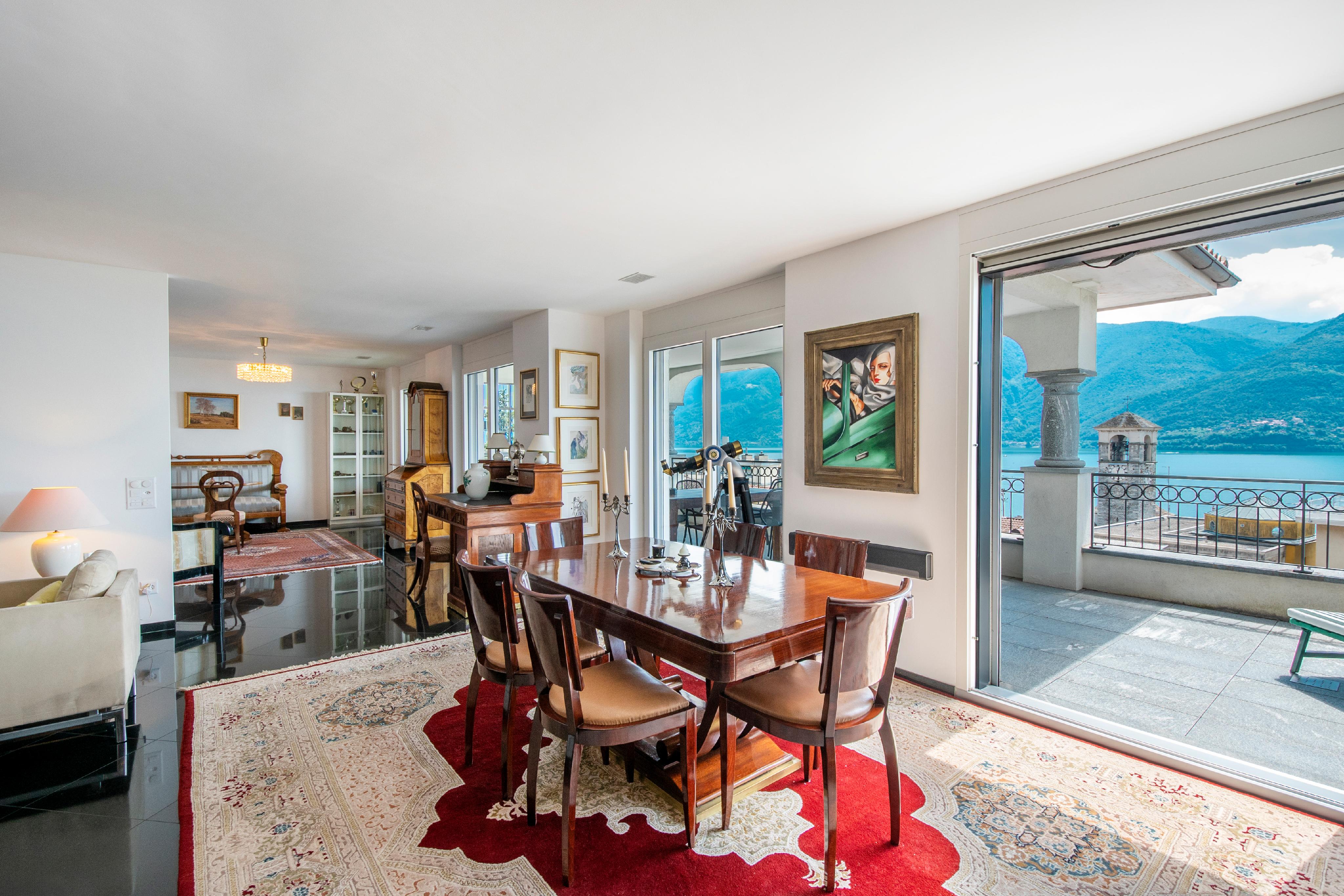 Esszimmer mit Seeblick und Zugang zur Terrasse