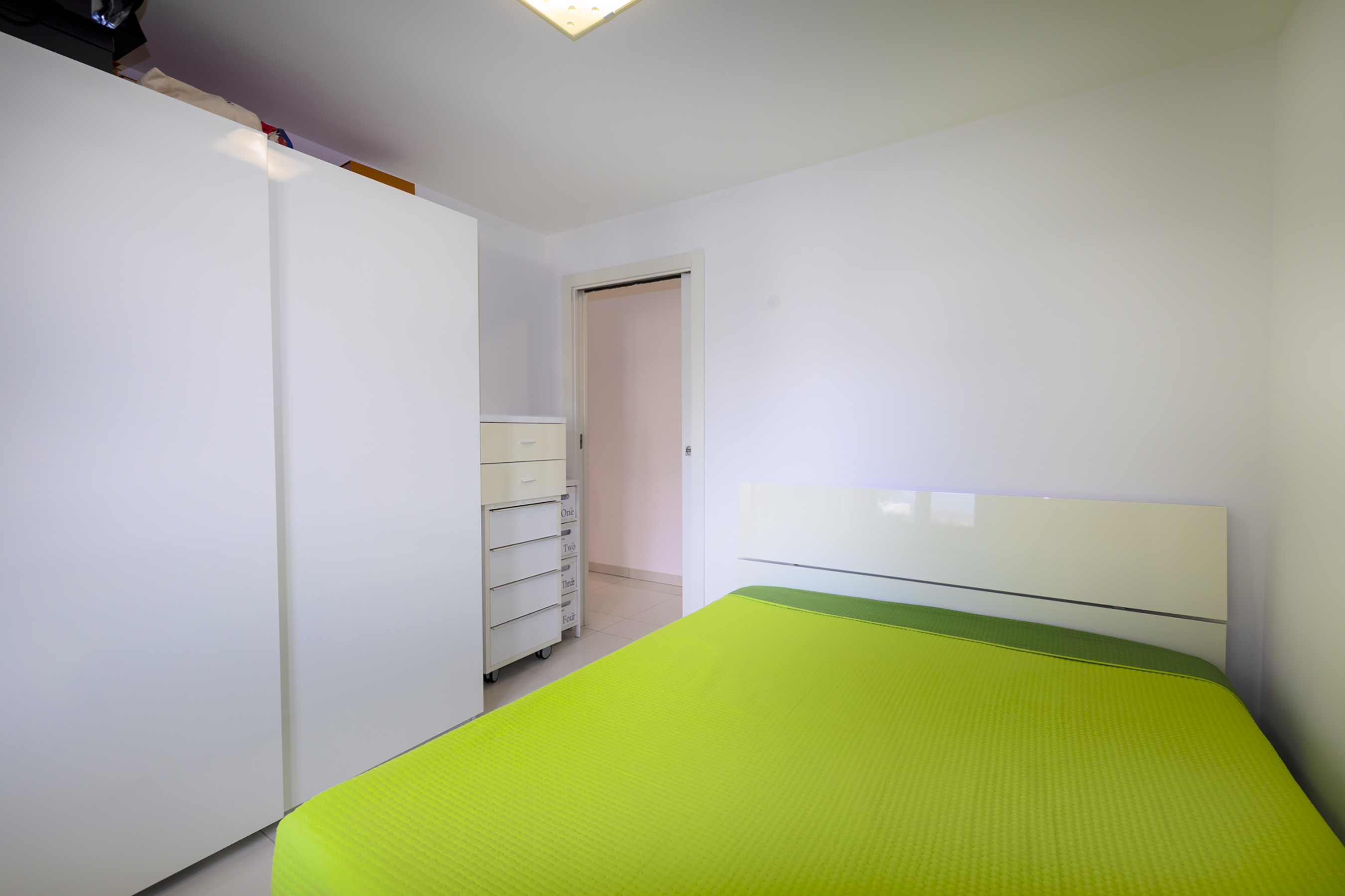 Helles Schlafzimmer mit Schrankwand