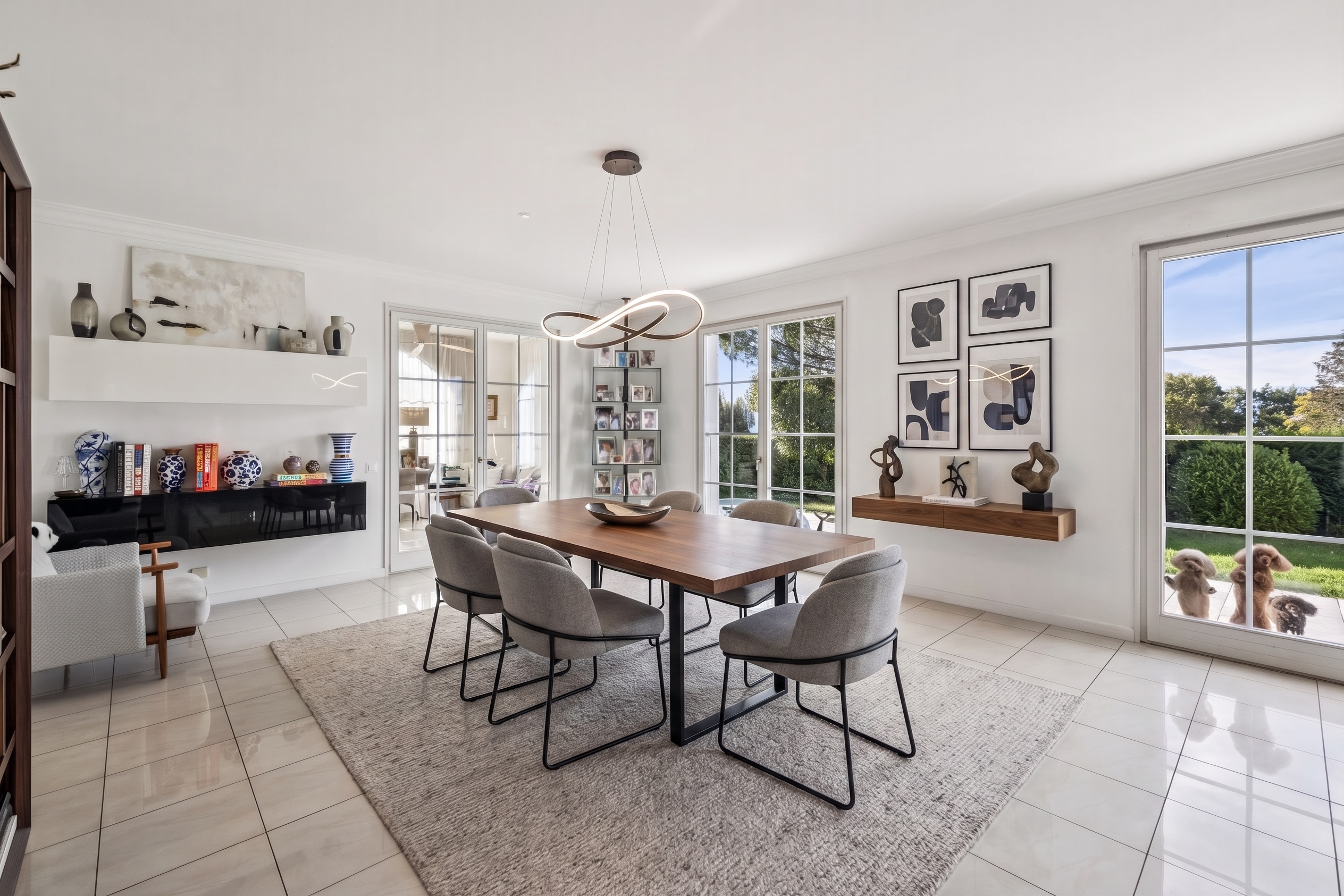 Modernes Esszimmer mit Gartenblick