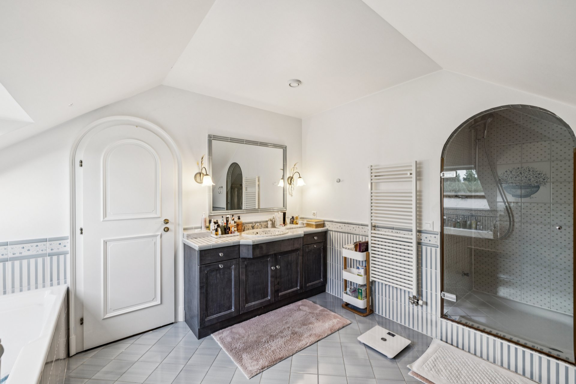 Helles Badezimmer mit Dachschräge und Badewanne
