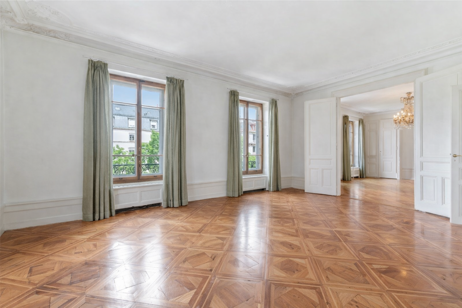 Eleganter Altbau-Wohnraum mit Parkett