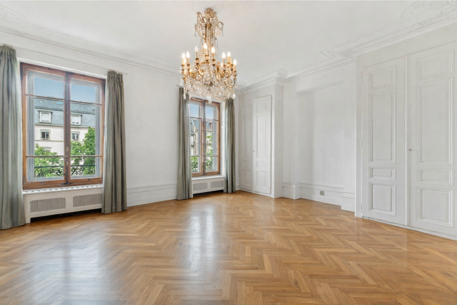 Eleganter leerer Altbau-Raum mit Kronleuchter