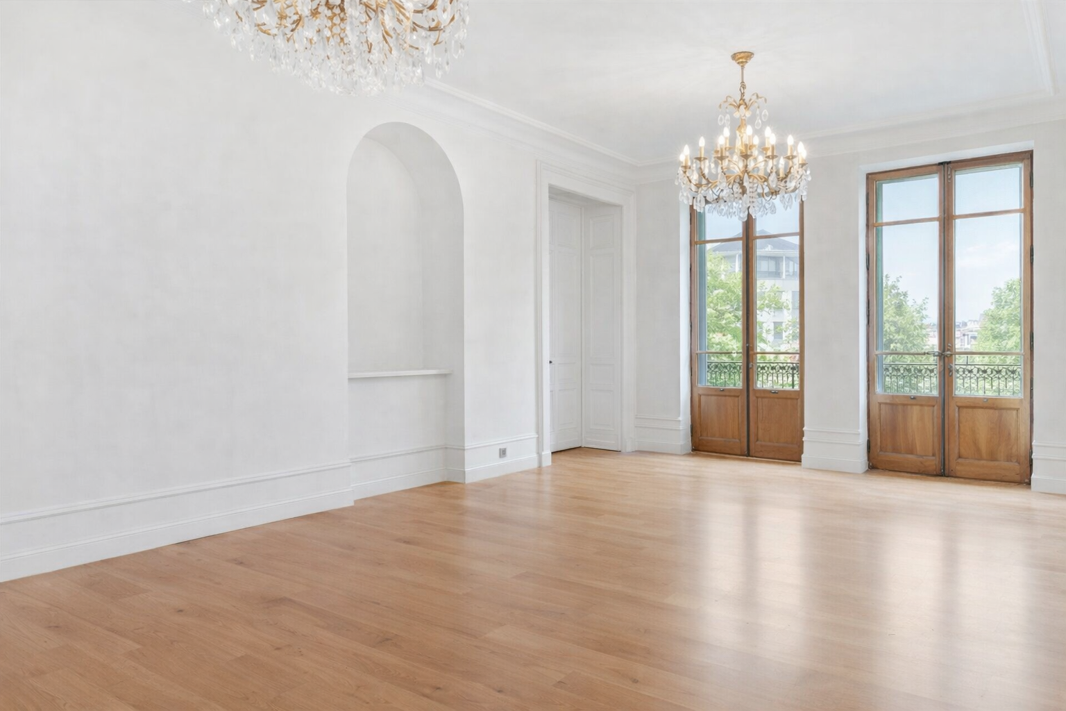 Heller leerer Altbau-Raum mit Kronleuchtern