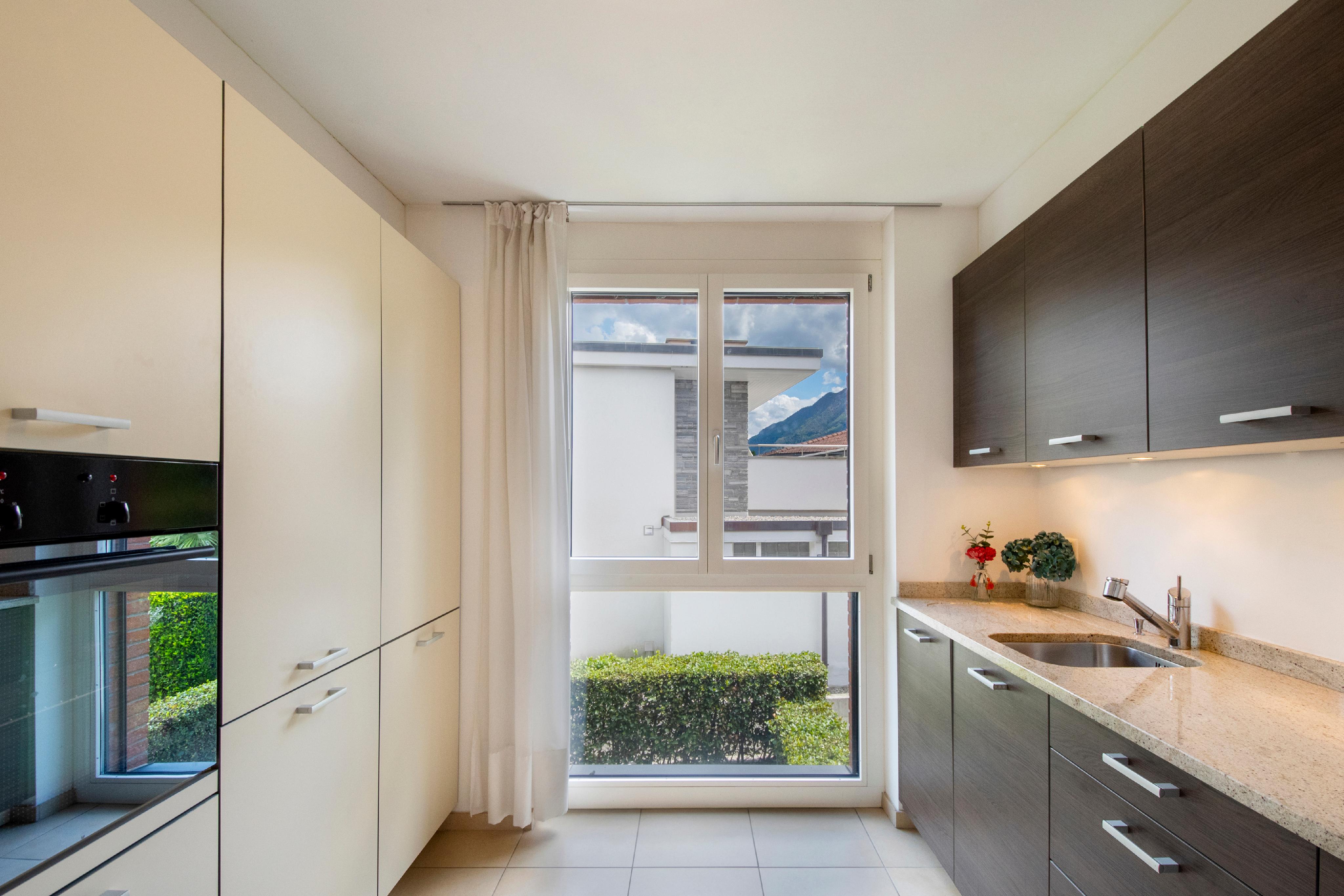 Moderne Küche mit Blick ins Freie