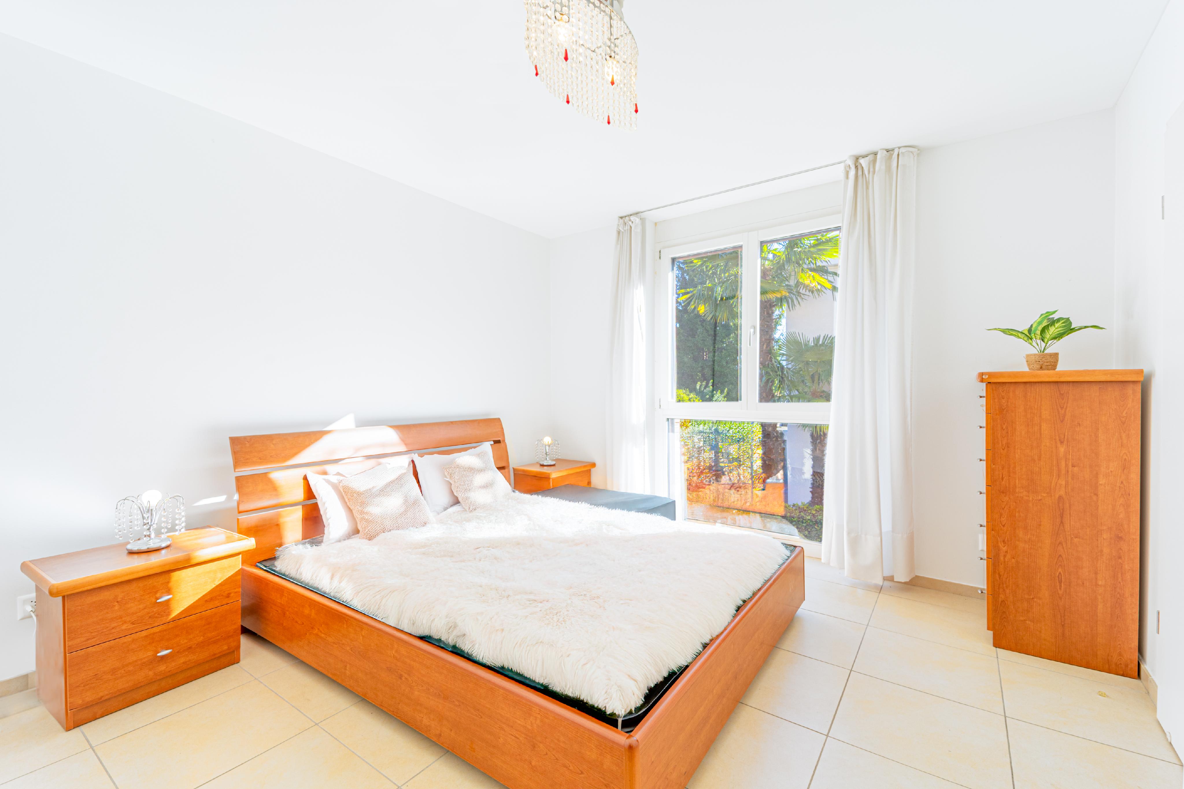 Helles Schlafzimmer mit Holzmöbeln