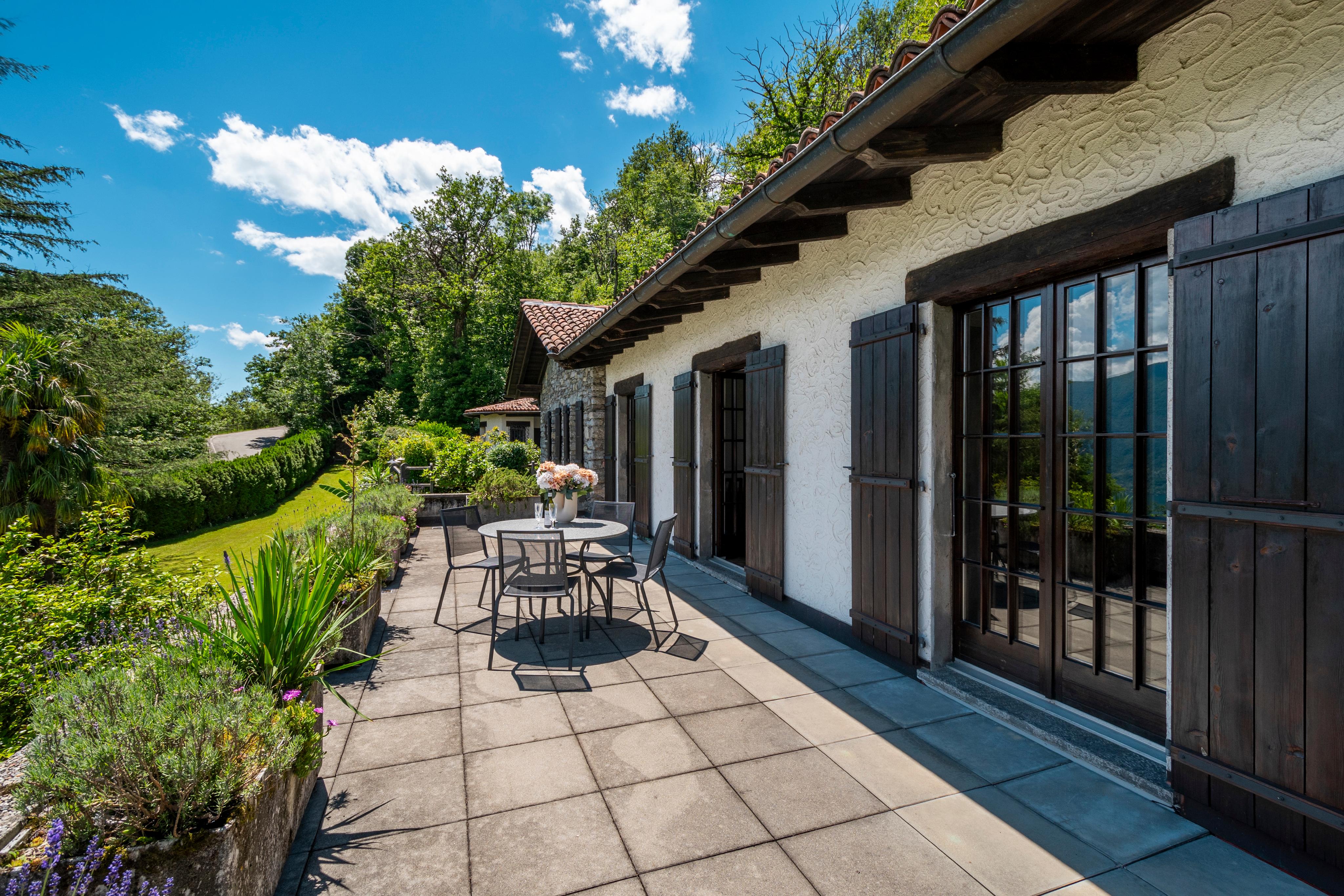Terrasse eines Landhauses mit Gartenblick
