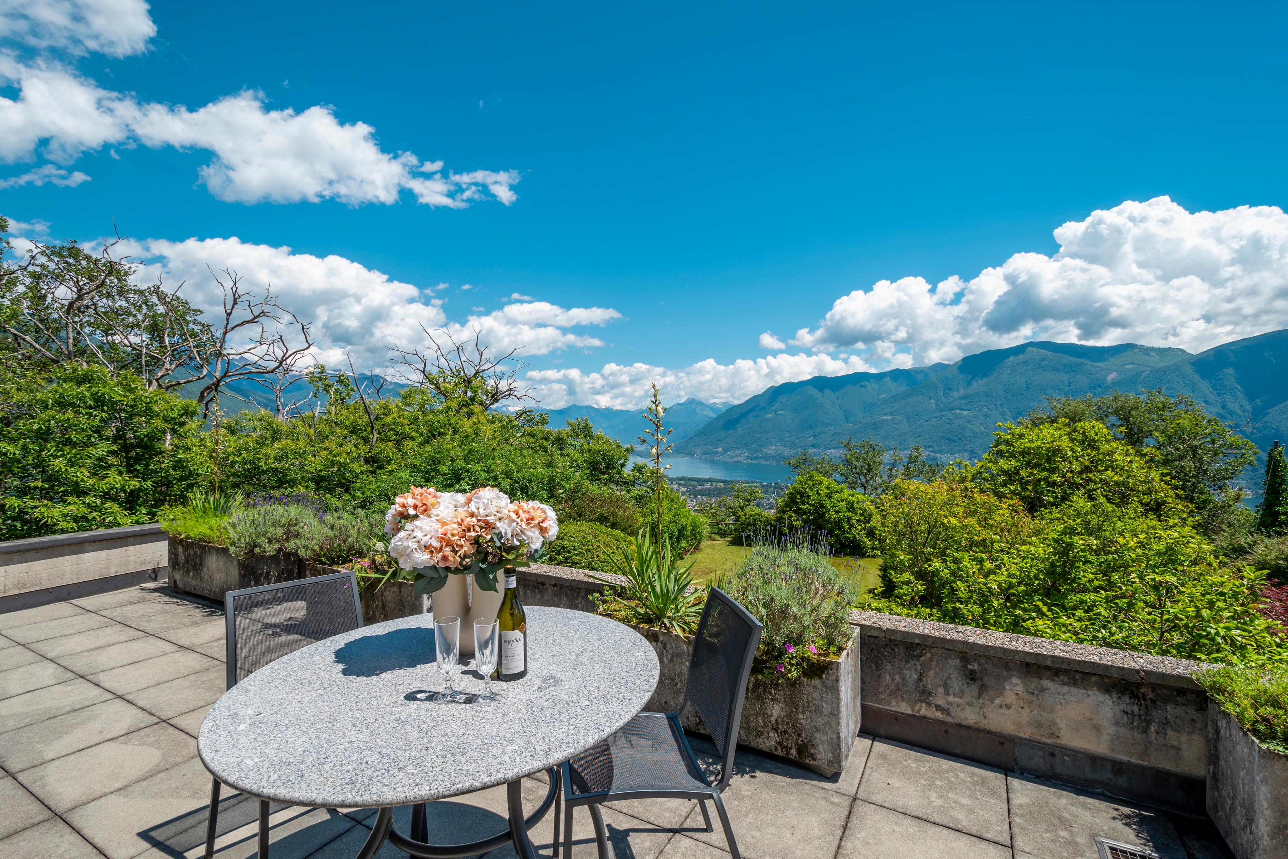 Terrasse mit Berg- und Seeblick