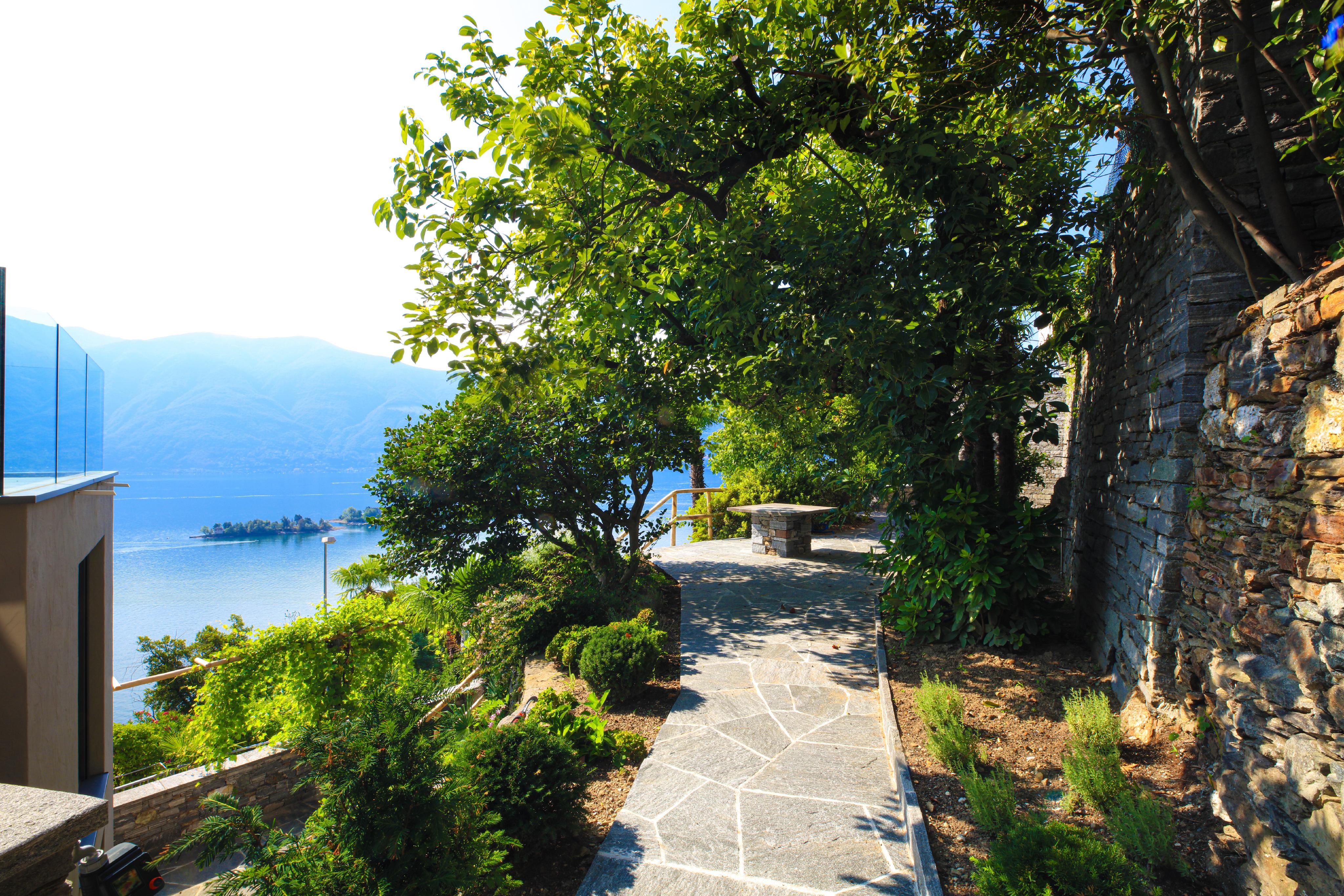 Seepfad mit Garten und Seeblick