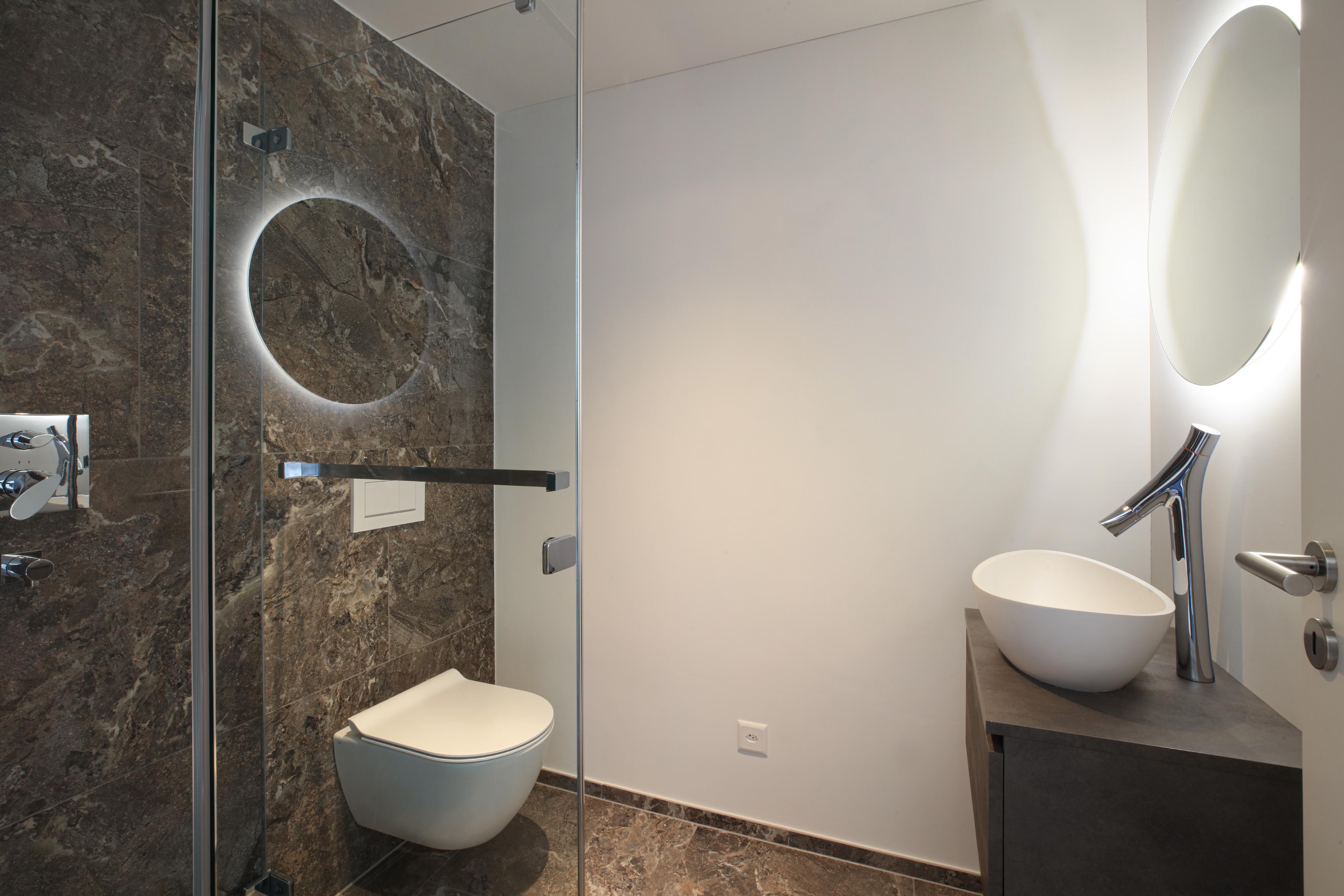 Modernes Bad mit WC und Designer-Waschtisch