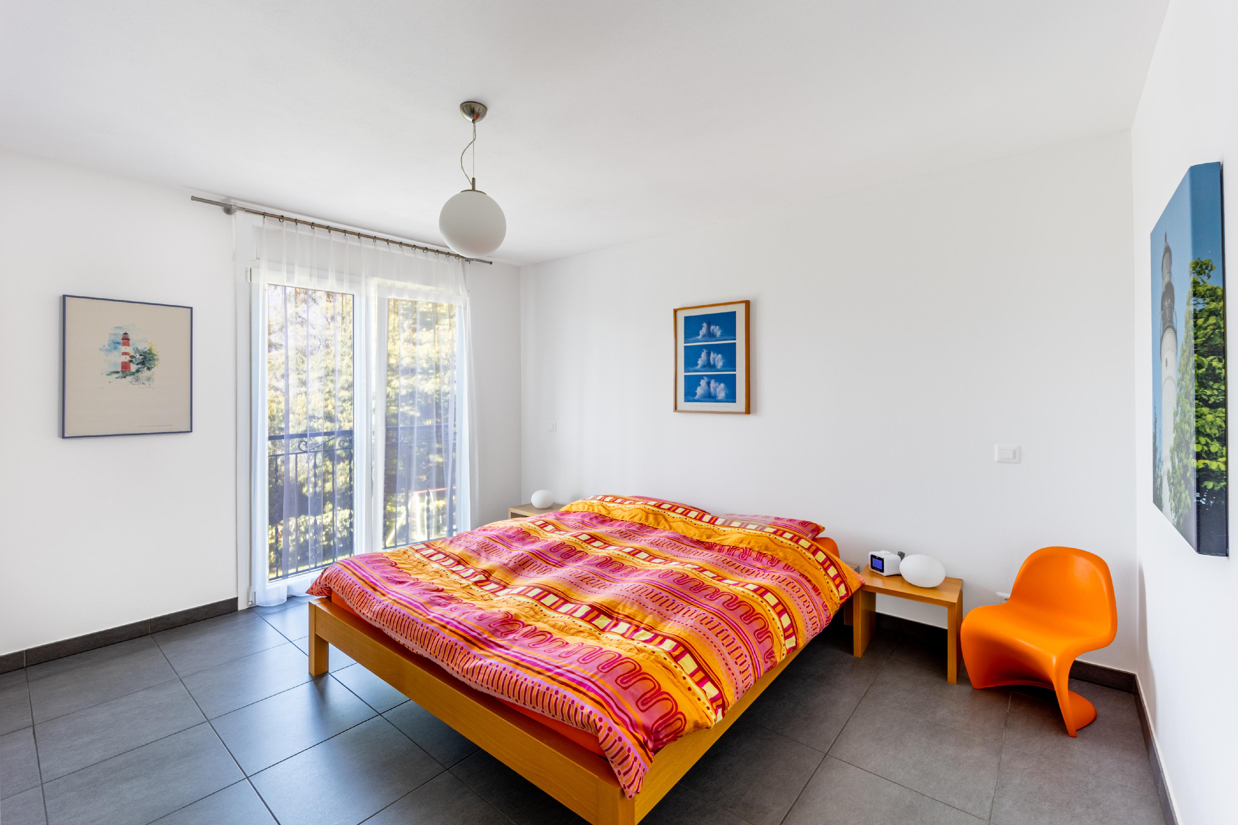 Helles Schlafzimmer mit Balkonzugang