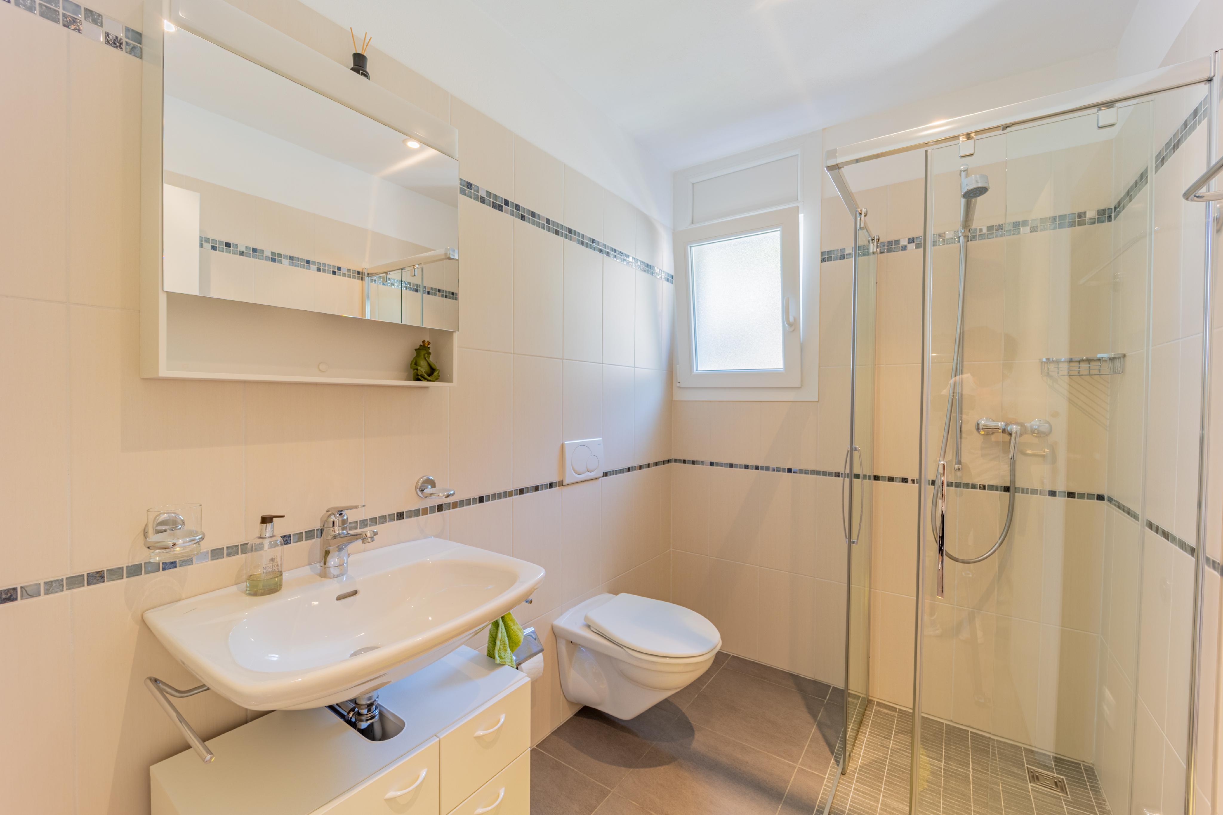 Helles modernes Badezimmer mit Dusche