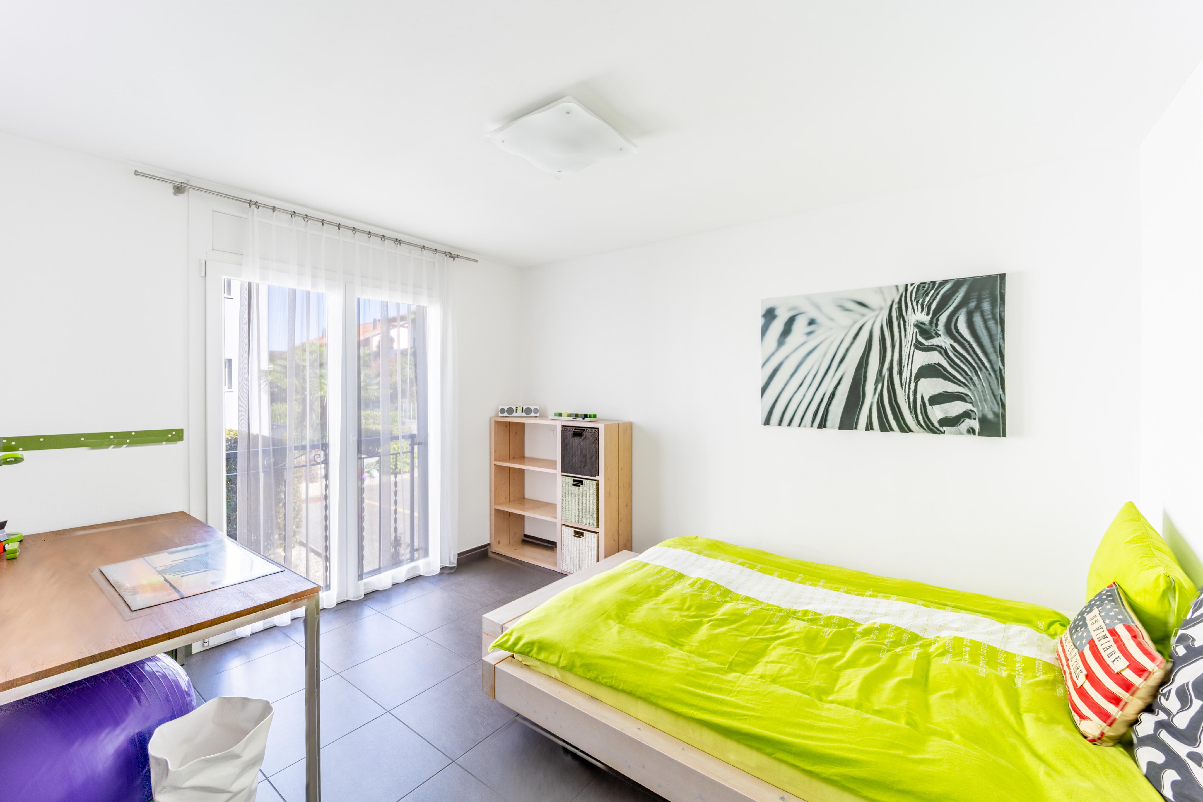 Helles Schlafzimmer mit Balkonzugang