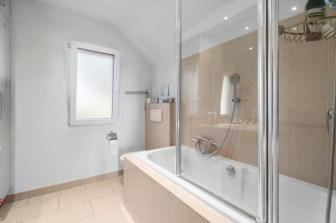 Helles Badezimmer mit Badewanne und Dusche
