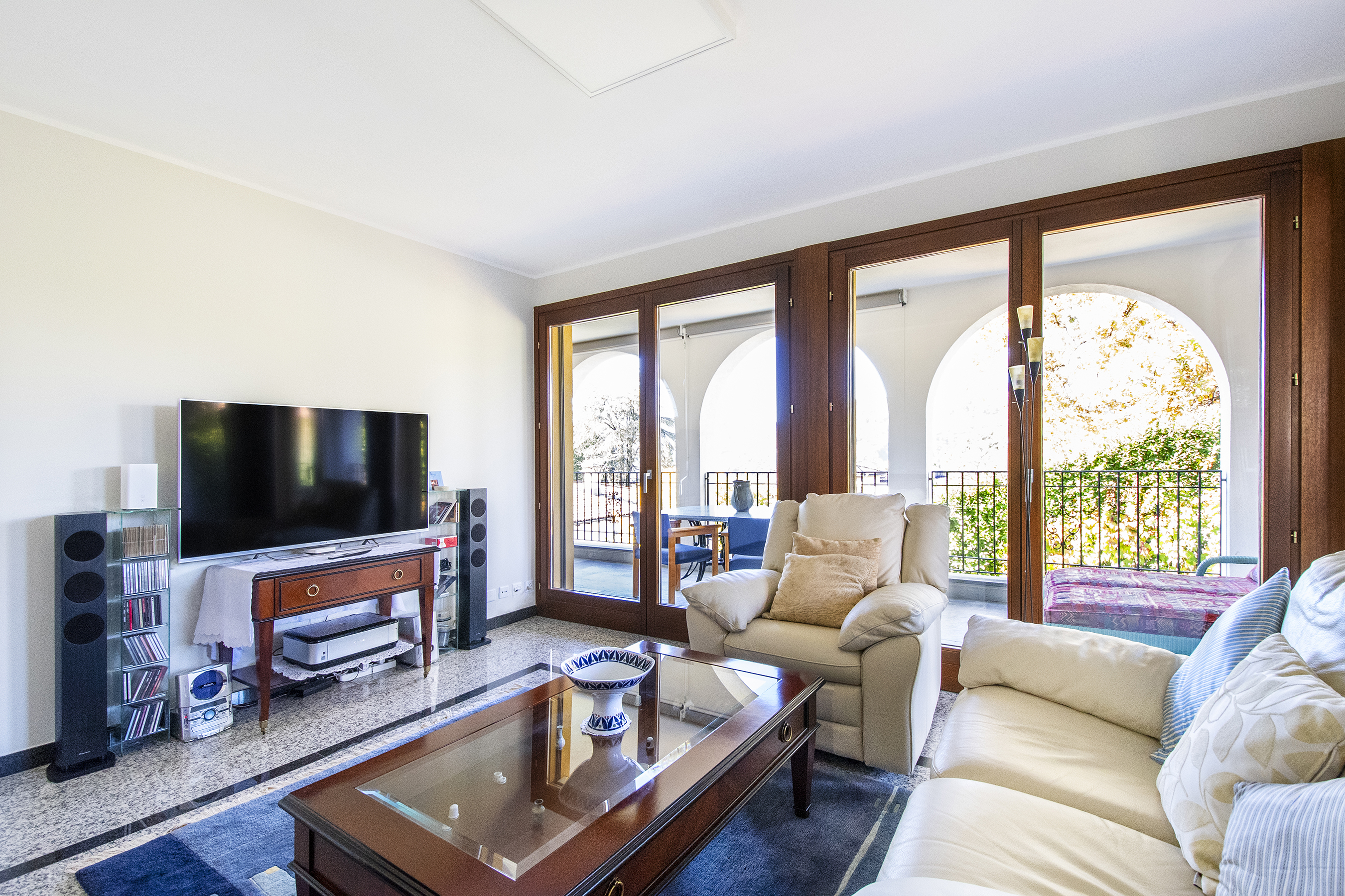Helles Wohnzimmer mit Balkonblick
