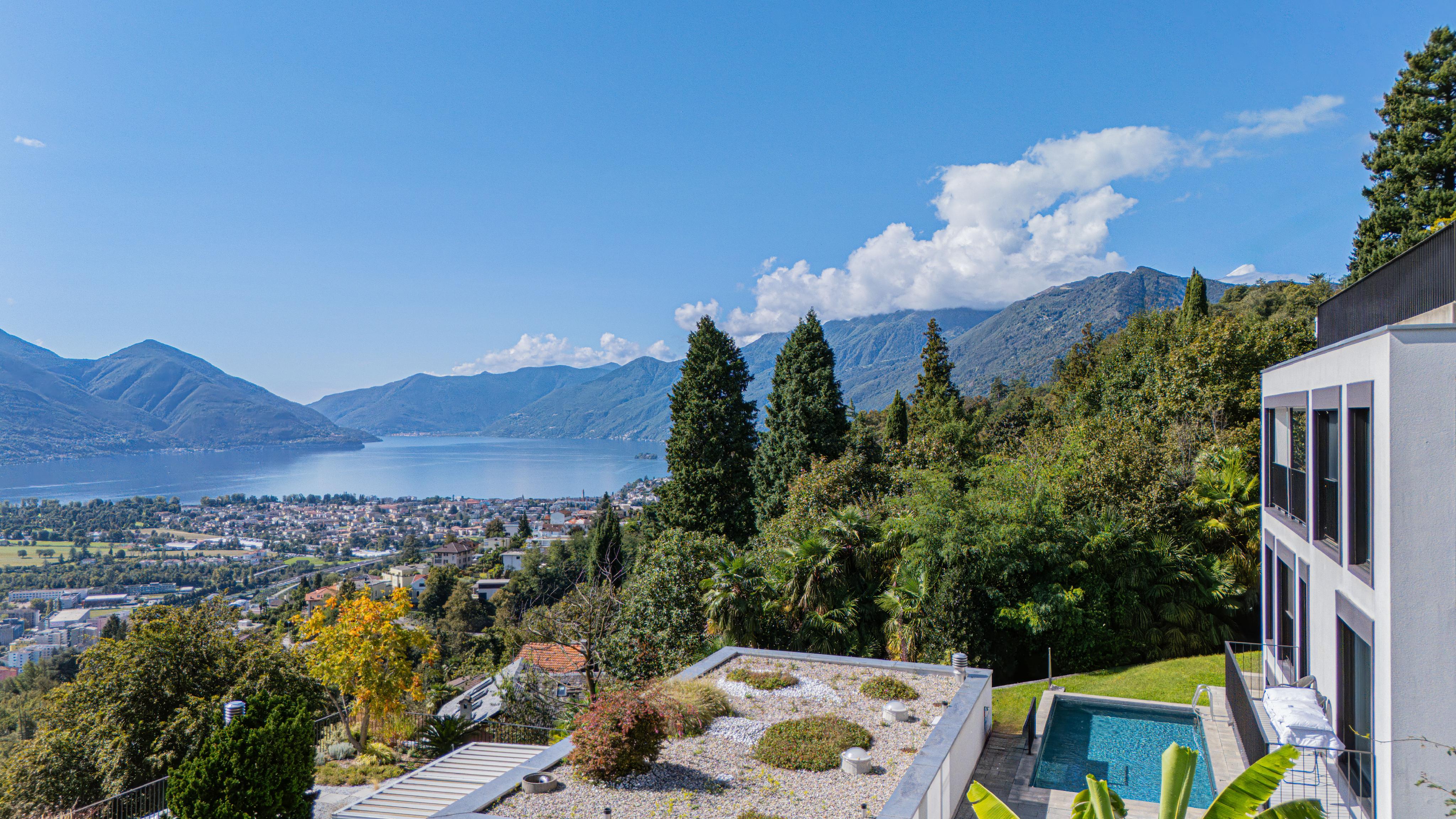 Luxusvilla mit Seeblick und Pool