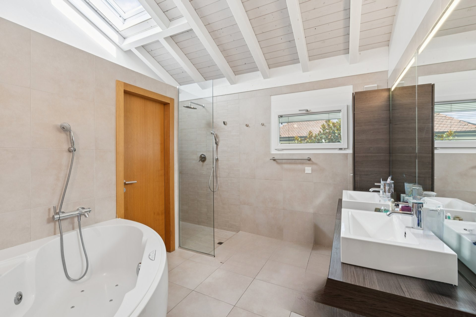 Modernes Badezimmer mit Badewanne und Dusche
