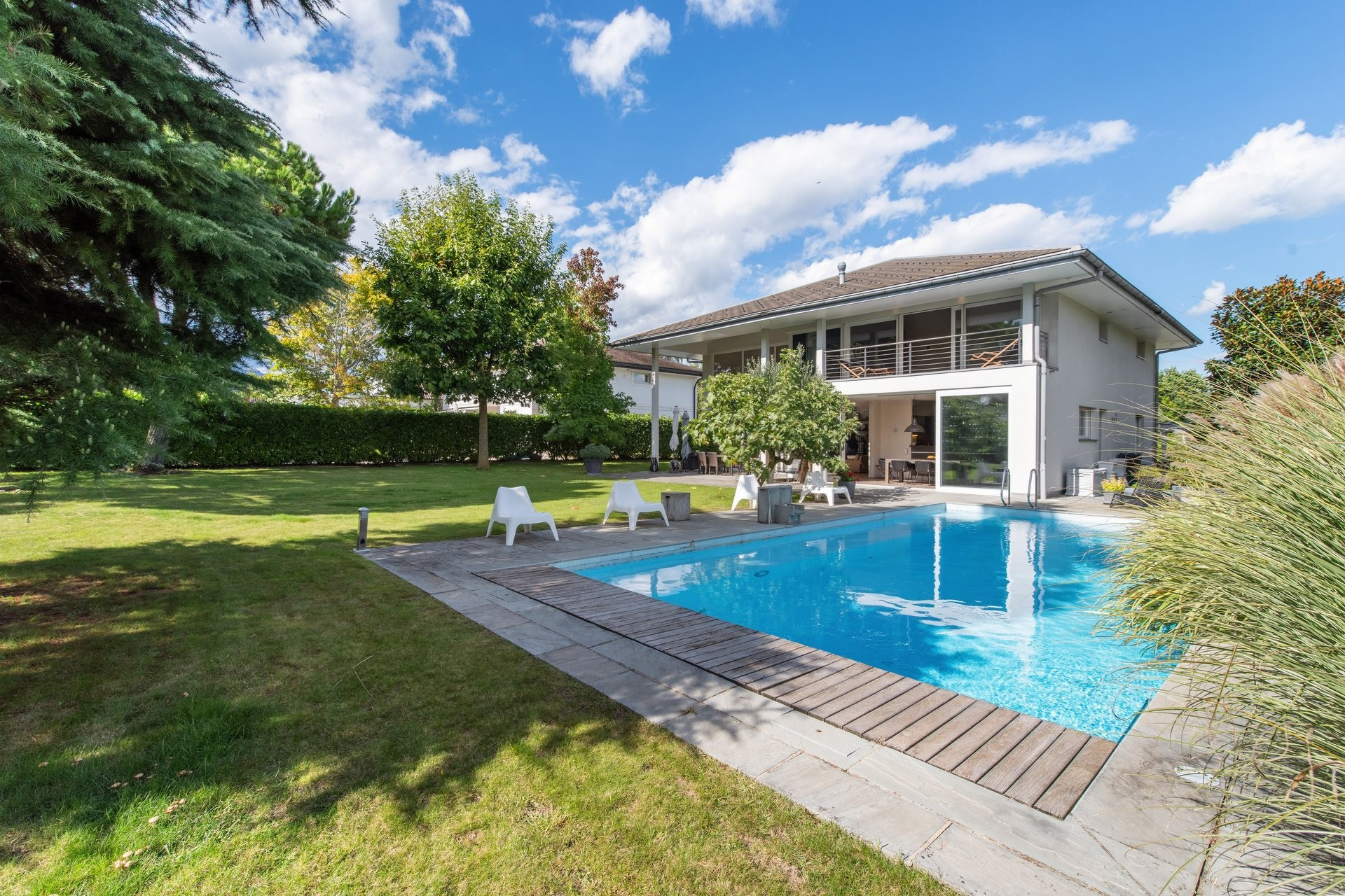 Außenansicht eines Hauses mit Pool und Garten