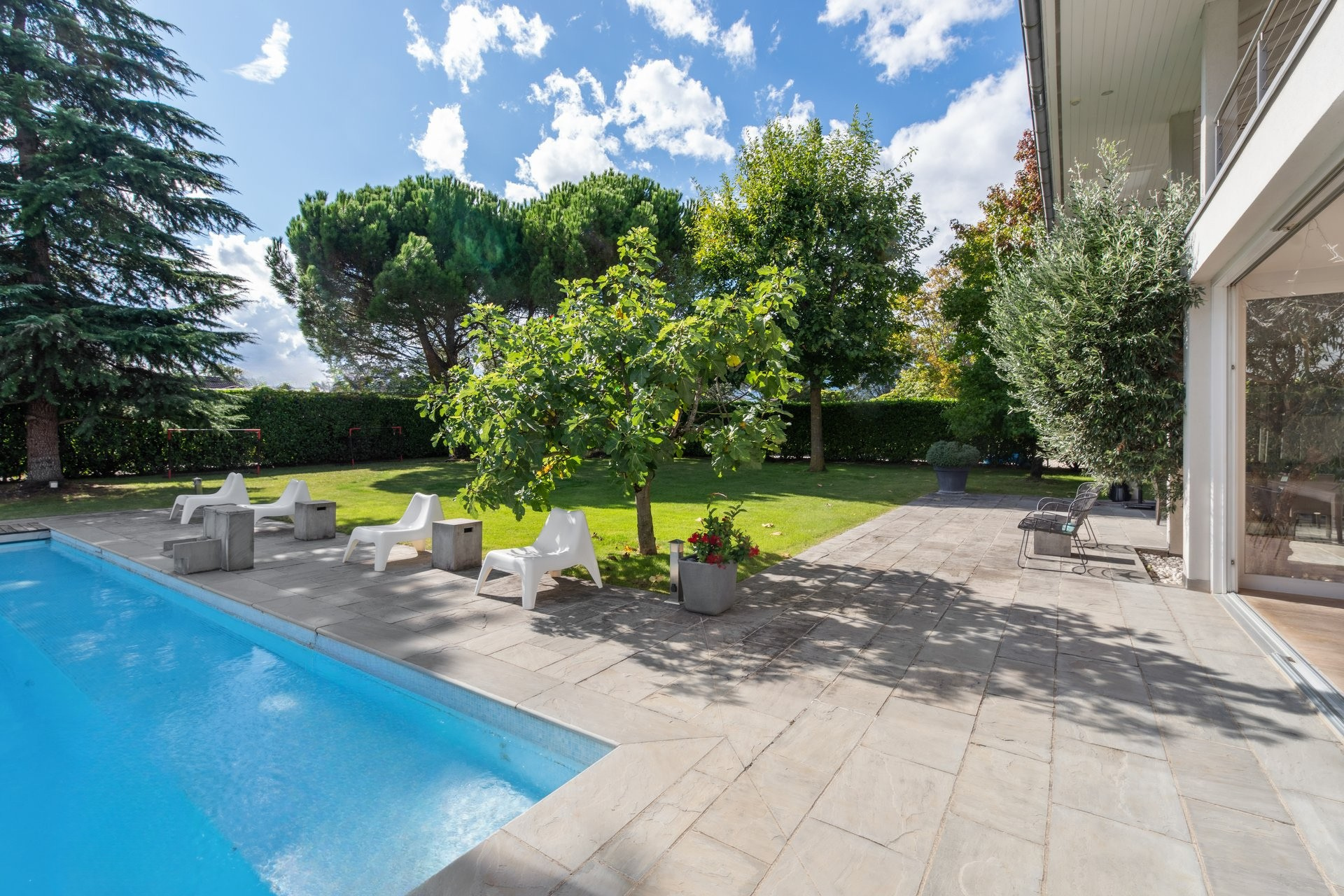 Außenbereich mit Pool und Terrasse