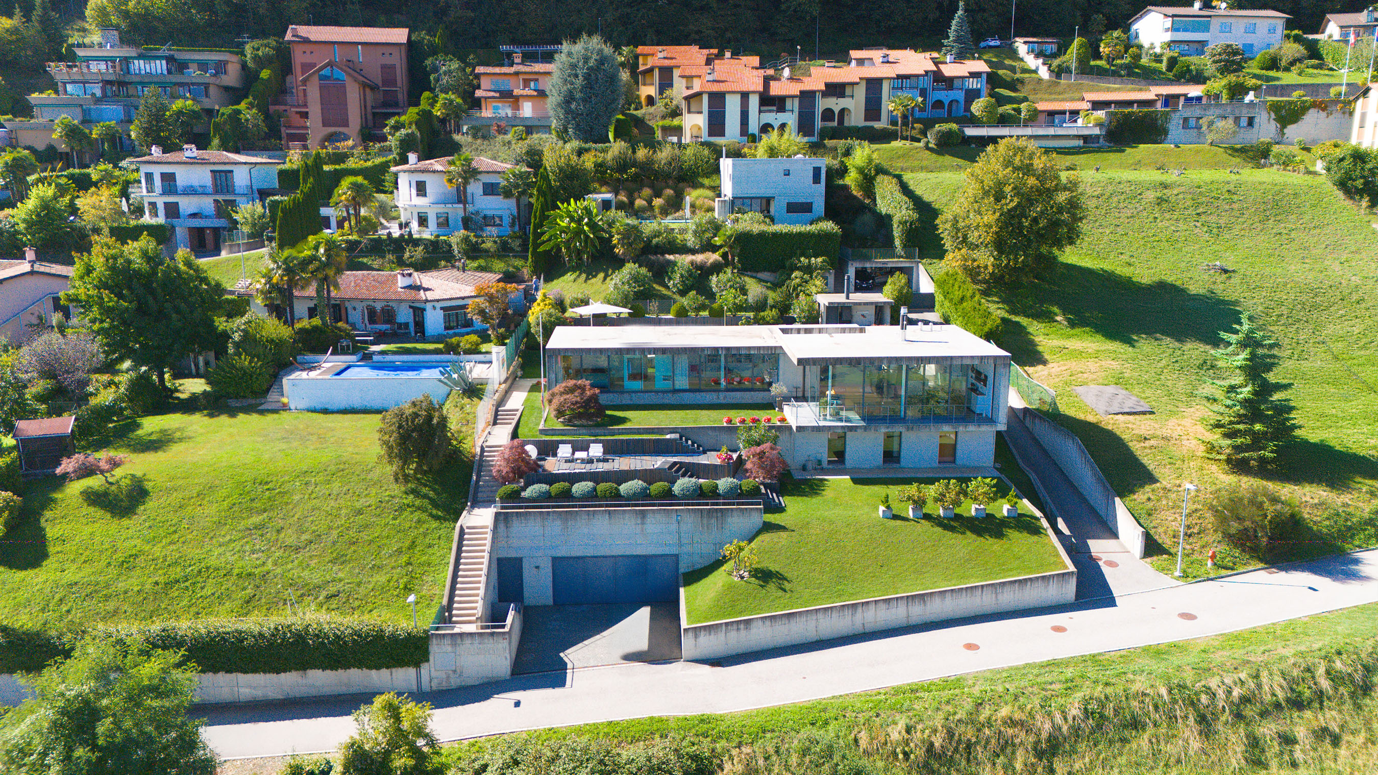 Moderne Villa in Hanglage mit Garten und Pool