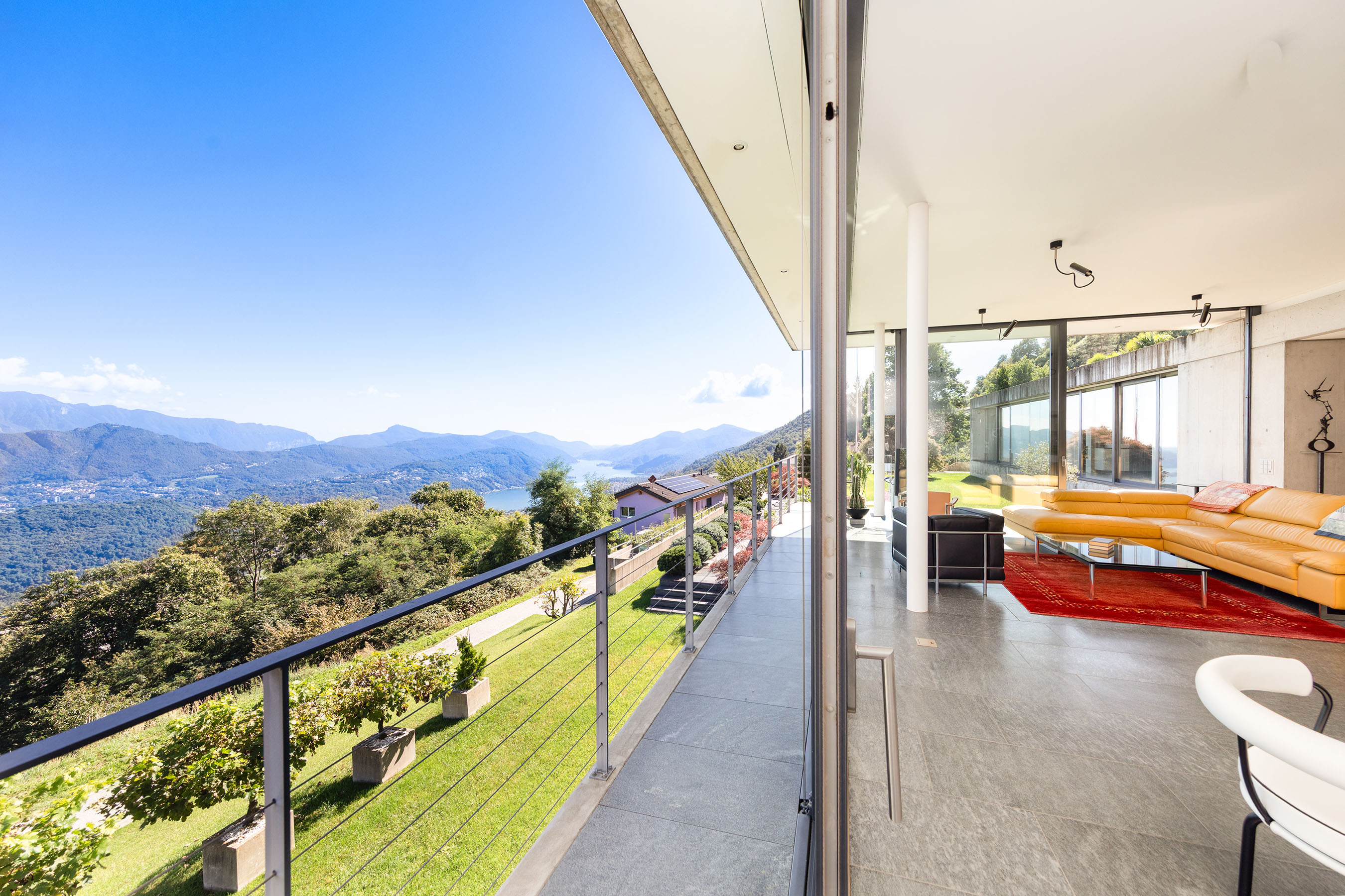 Panoramische Wohnterrasse mit Alpenblick