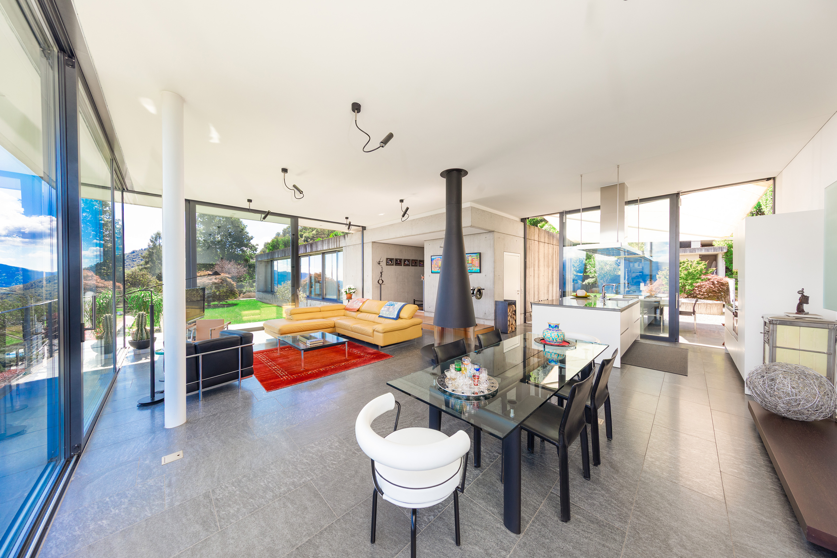 Modernes offenes Wohn-Esszimmer mit Gartenblick