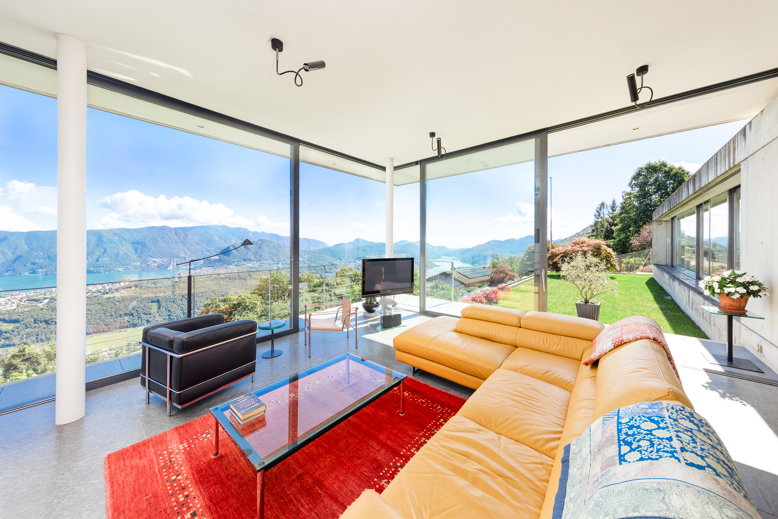 Panoramisches Wohnzimmer mit Seeblick