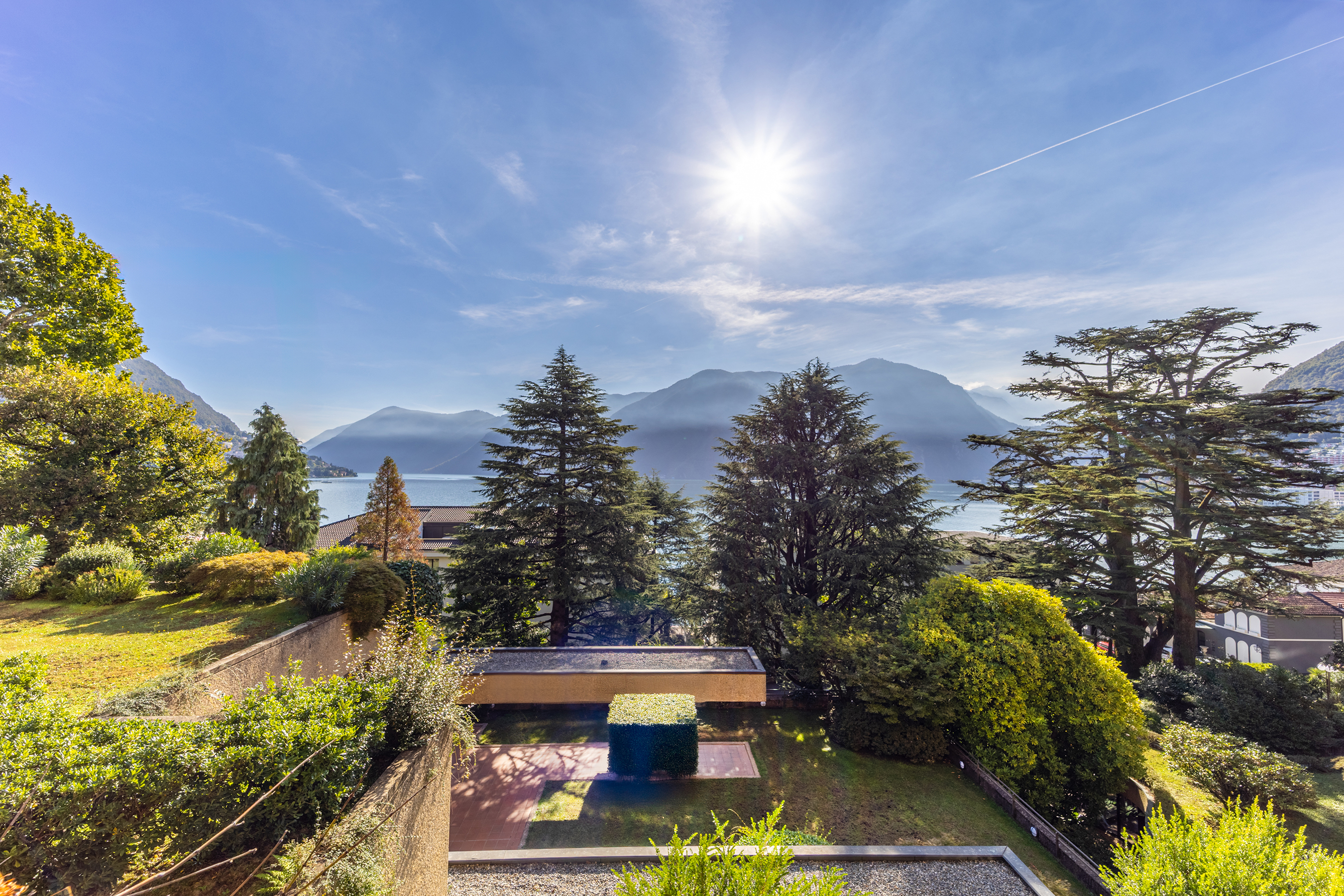 Seeblick mit Garten und Bergen
