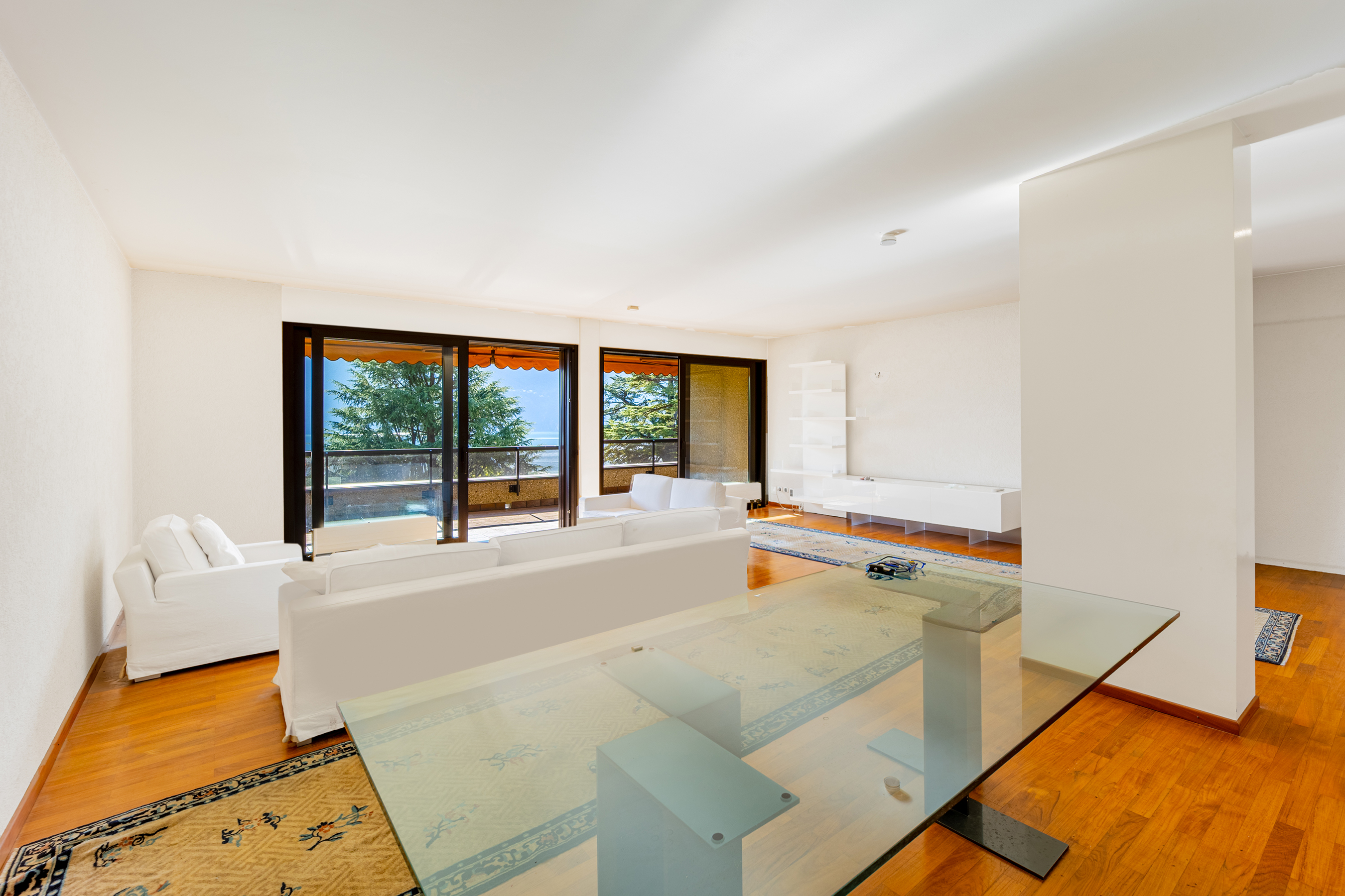 Helles Wohnzimmer mit Balkonblick