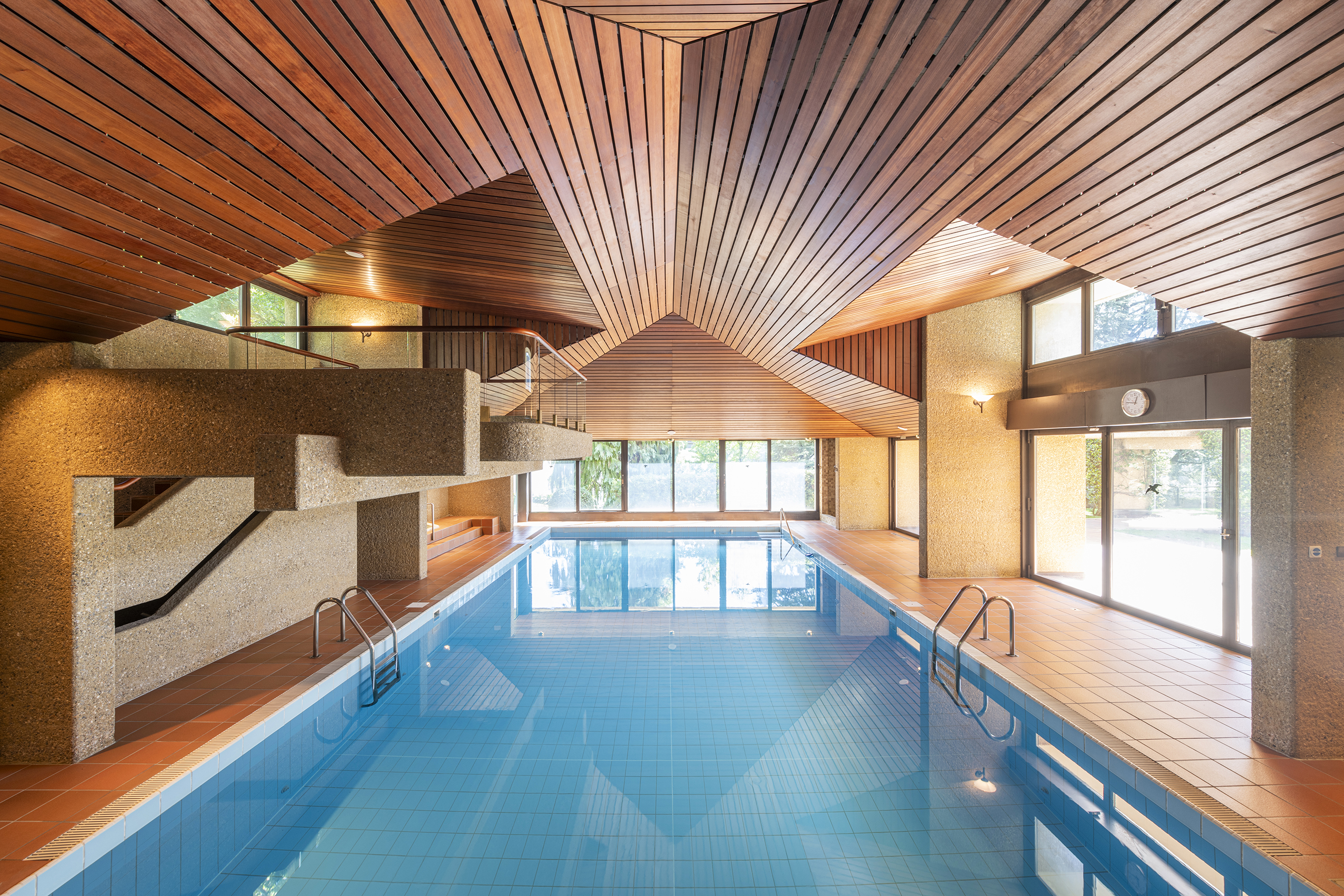 Innenpool mit architektonischem Holzdach