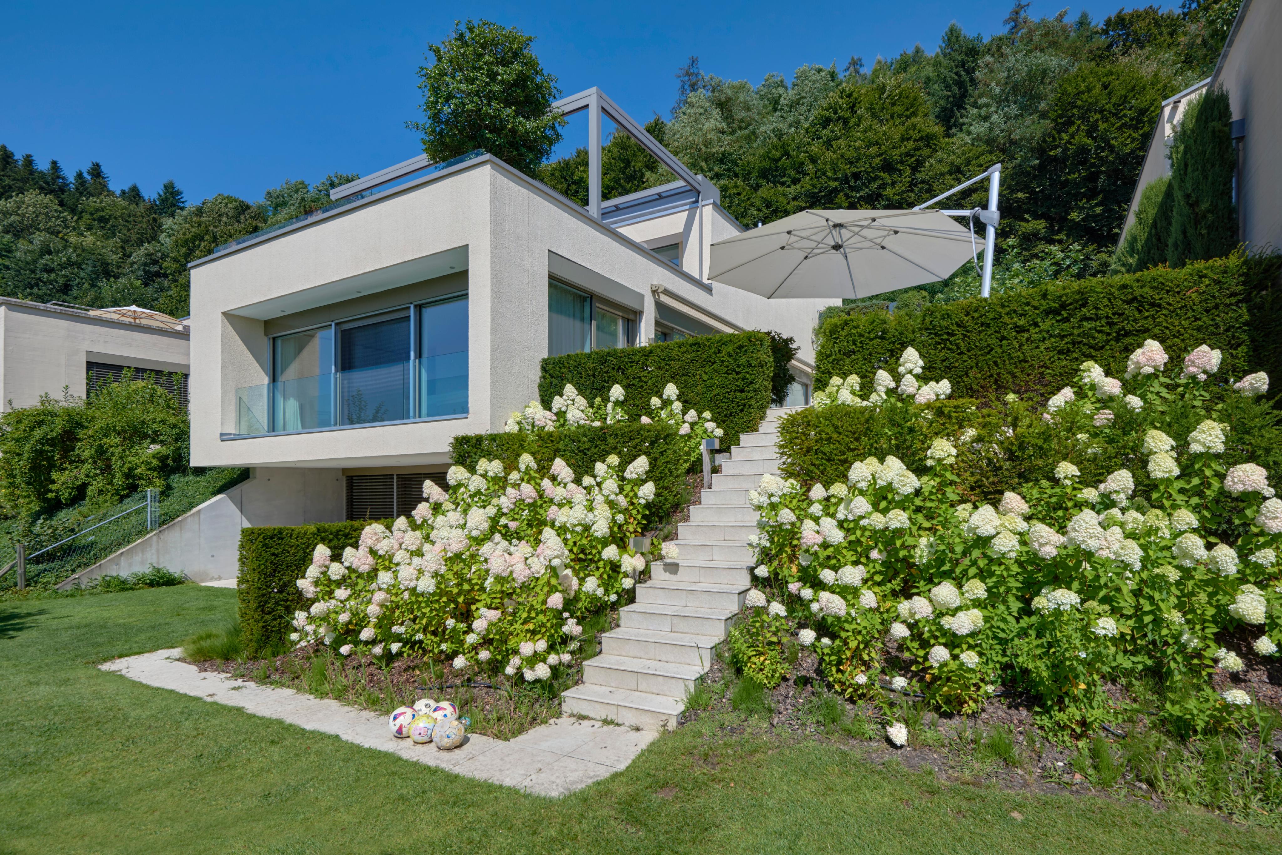 Moderne Villa mit Garten und Terrassenzugang