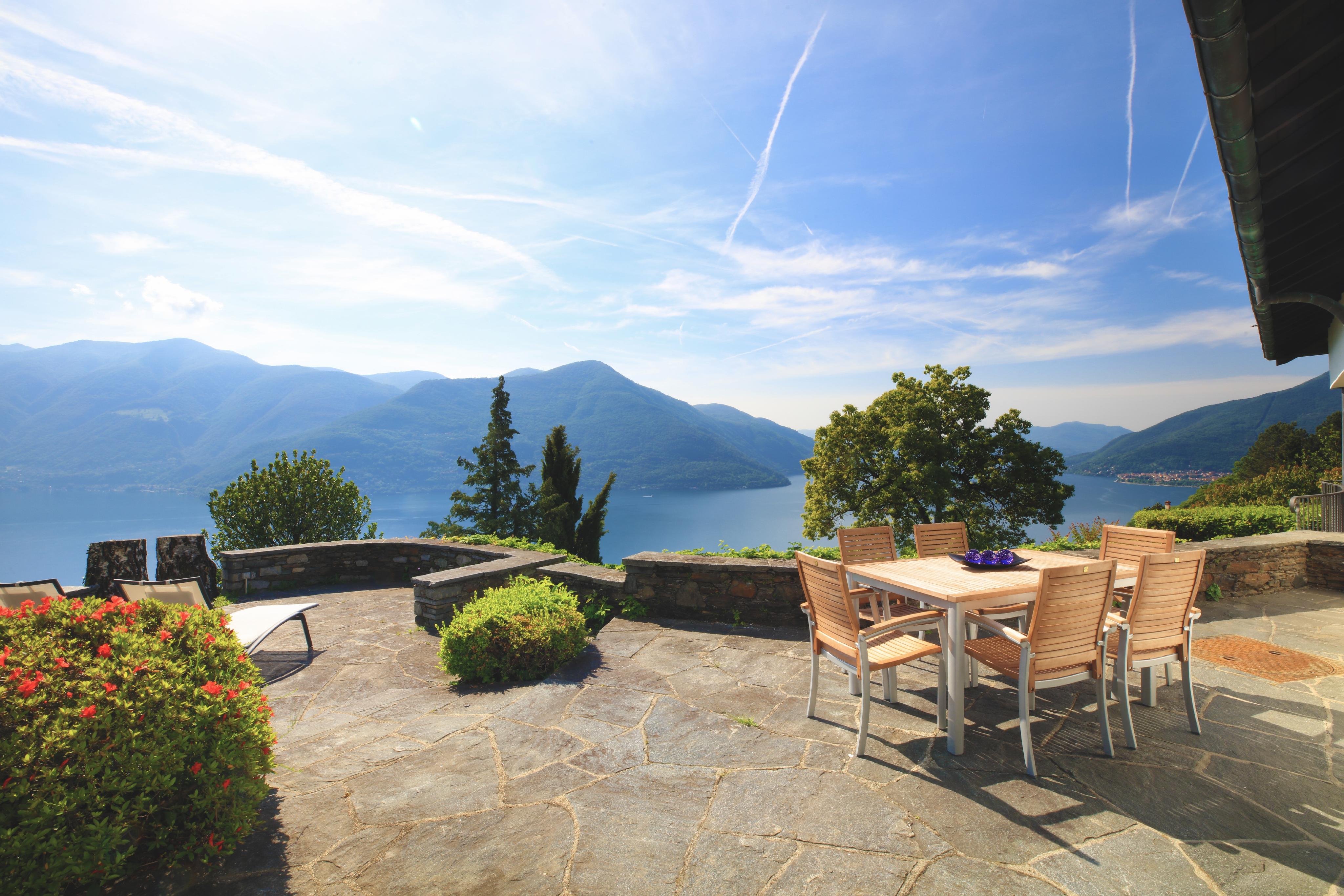 Terrasse mit Seeblick und Bergen