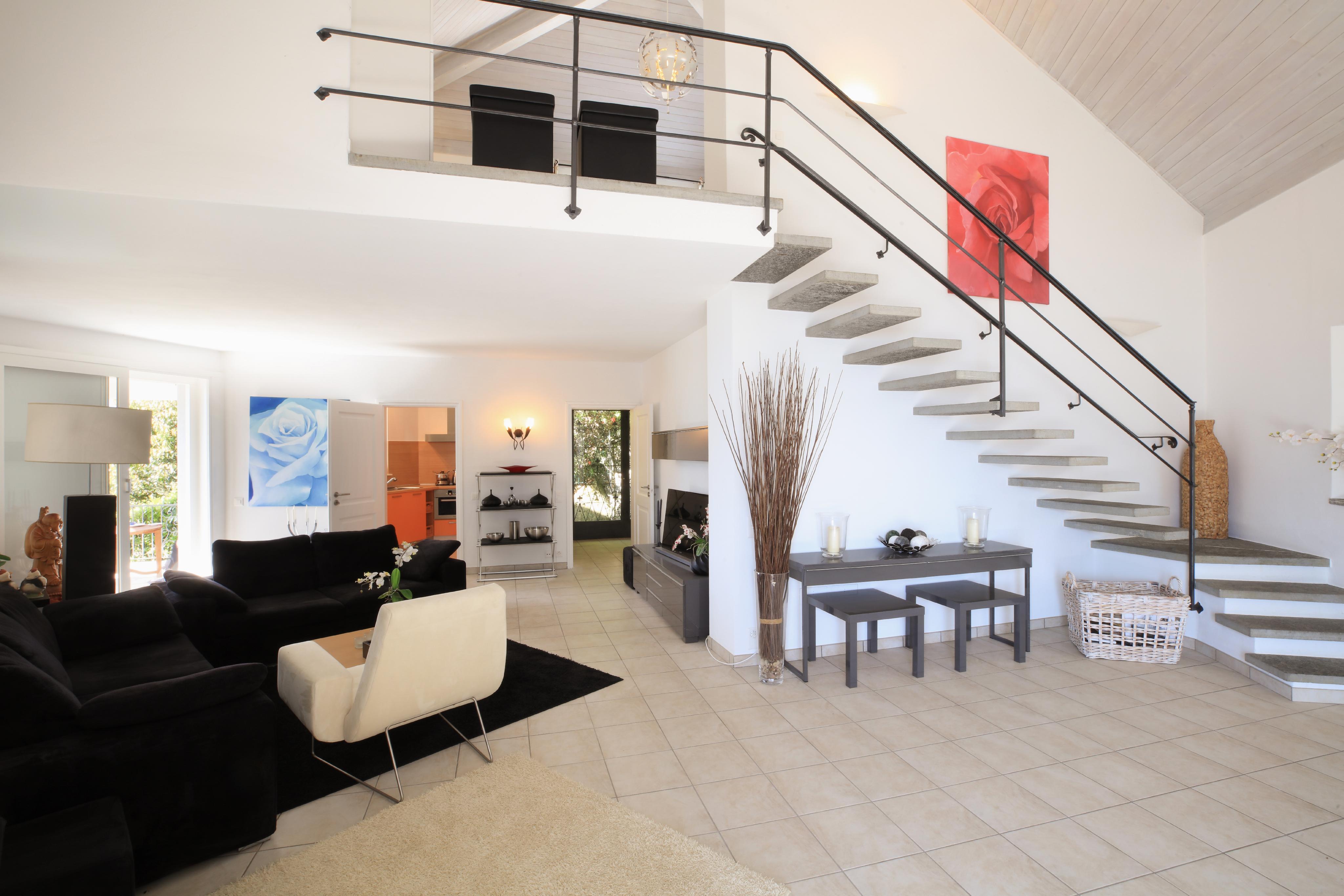 Offener Wohnbereich mit Treppe und Galerie