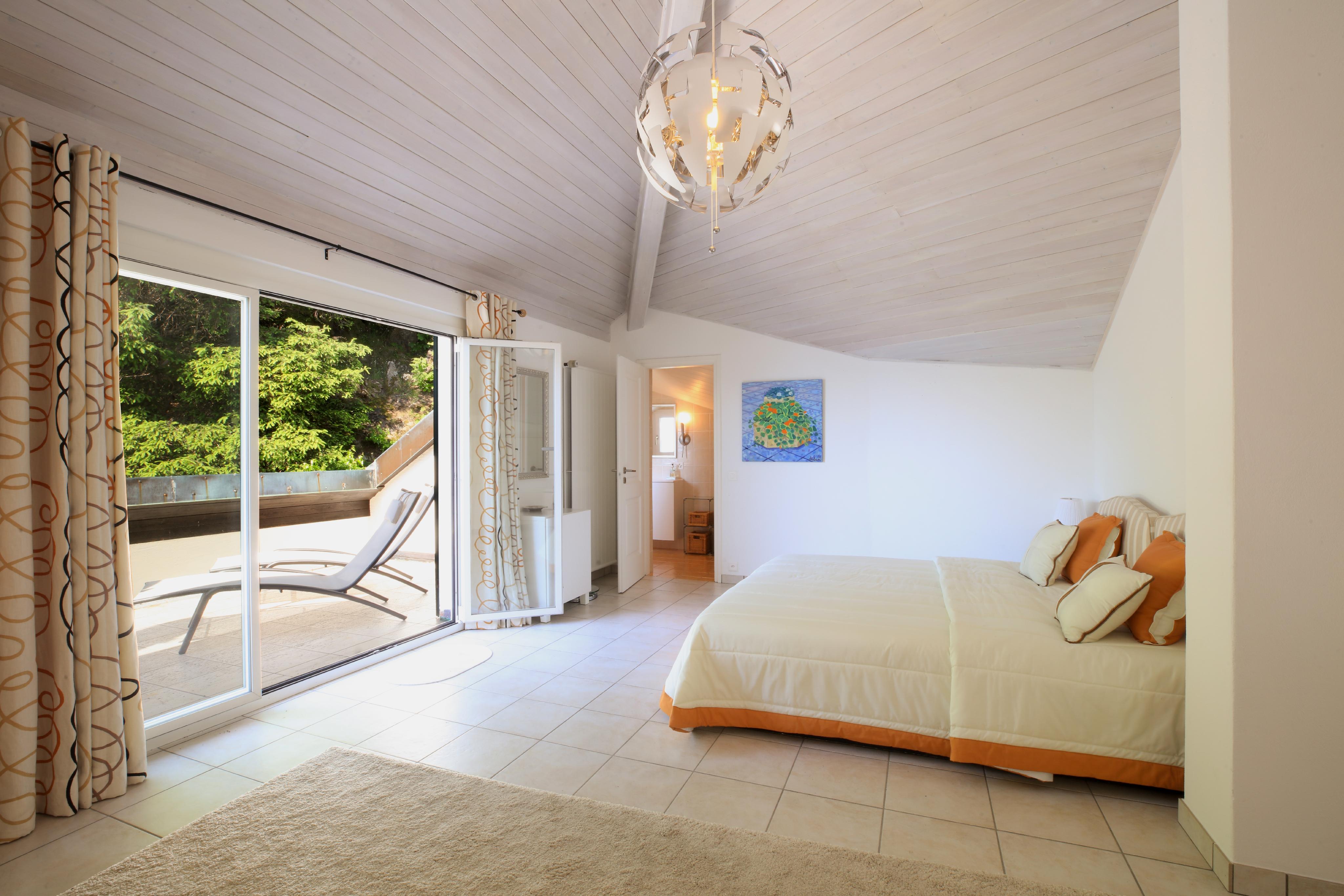 Helles Schlafzimmer mit Balkonzugang