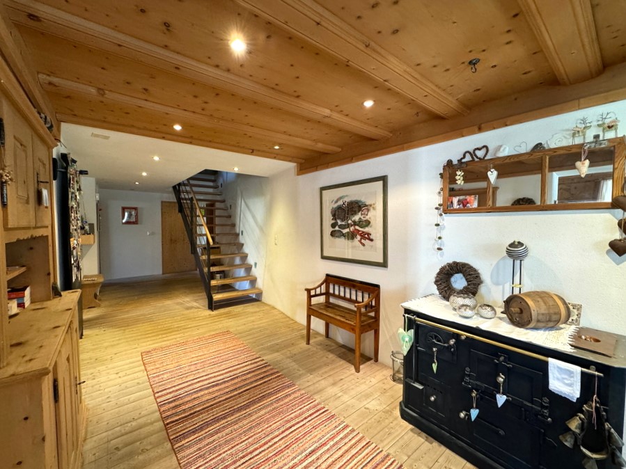 Holzvertäufter Flur mit Treppe