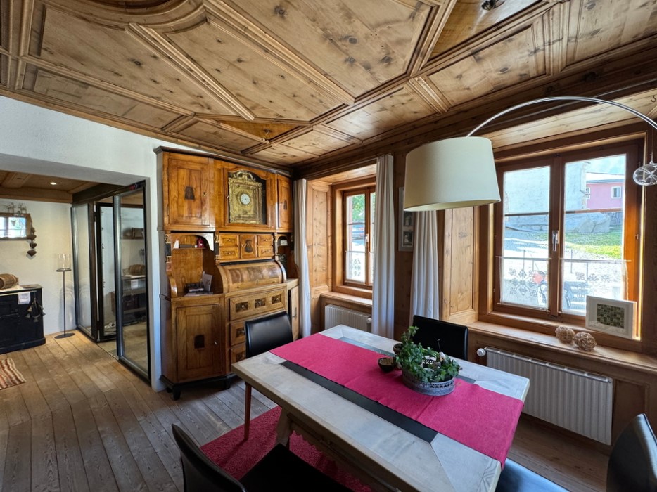 Esszimmer mit Holzausstattung