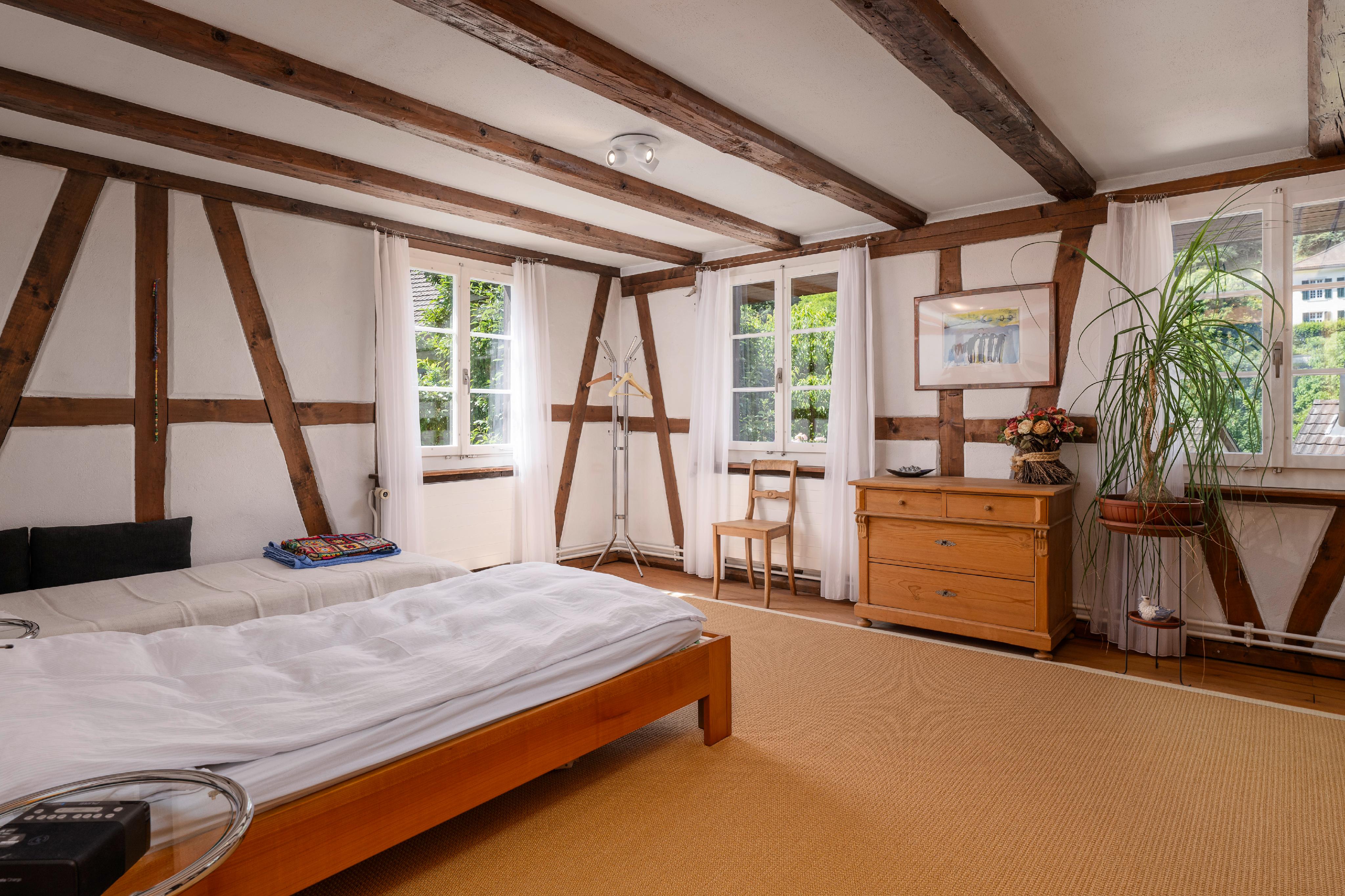 Gemütliches Schlafzimmer mit sichtbaren Holzbalken