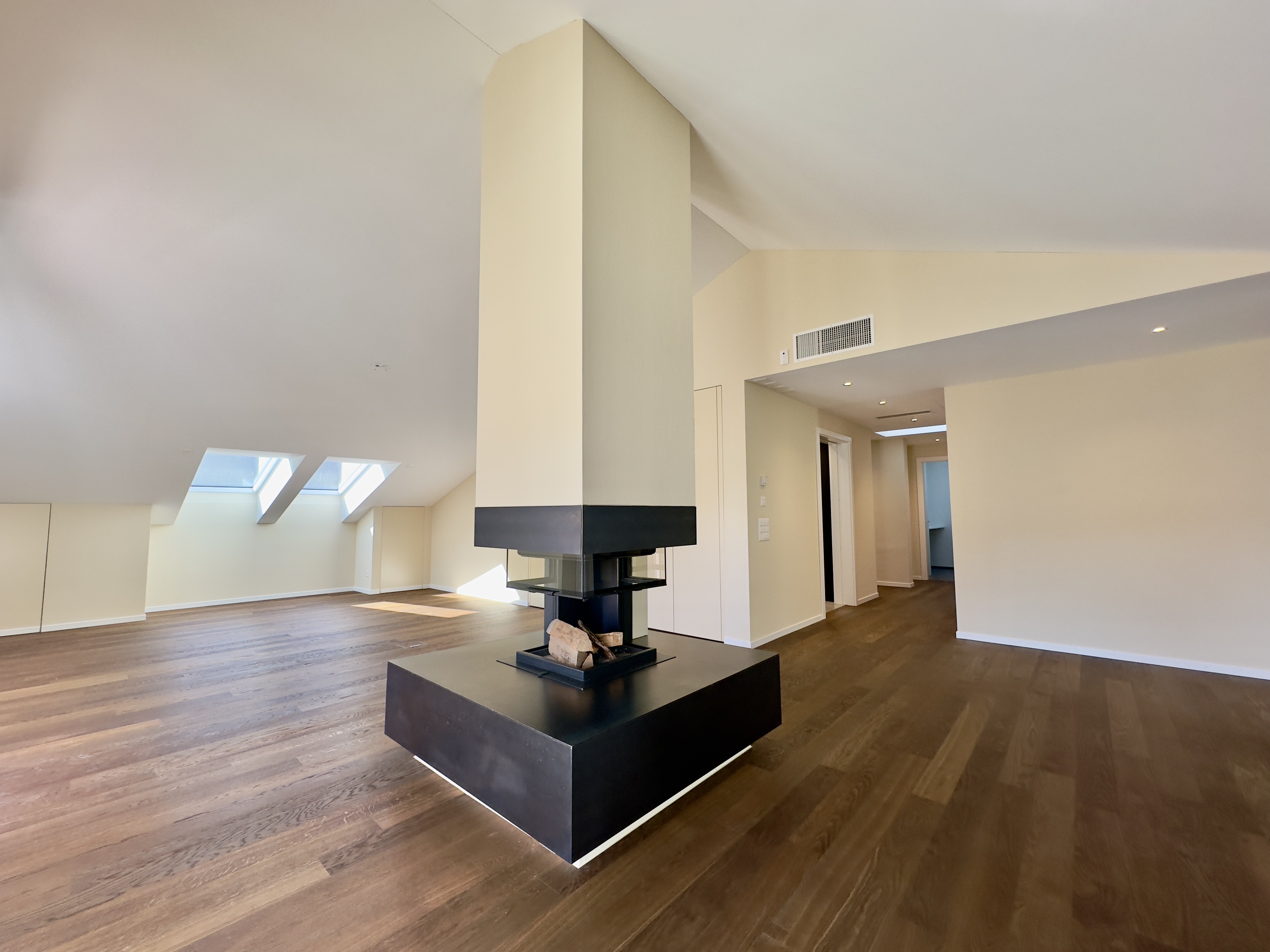 Großzügiger Dachgeschoss-Wohnraum mit Kamin