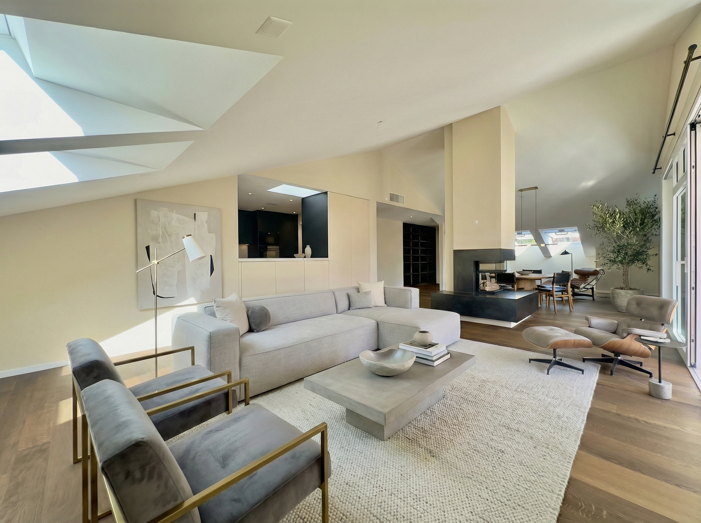Großzügiges, modernes Wohnzimmer mit offener Perspektive