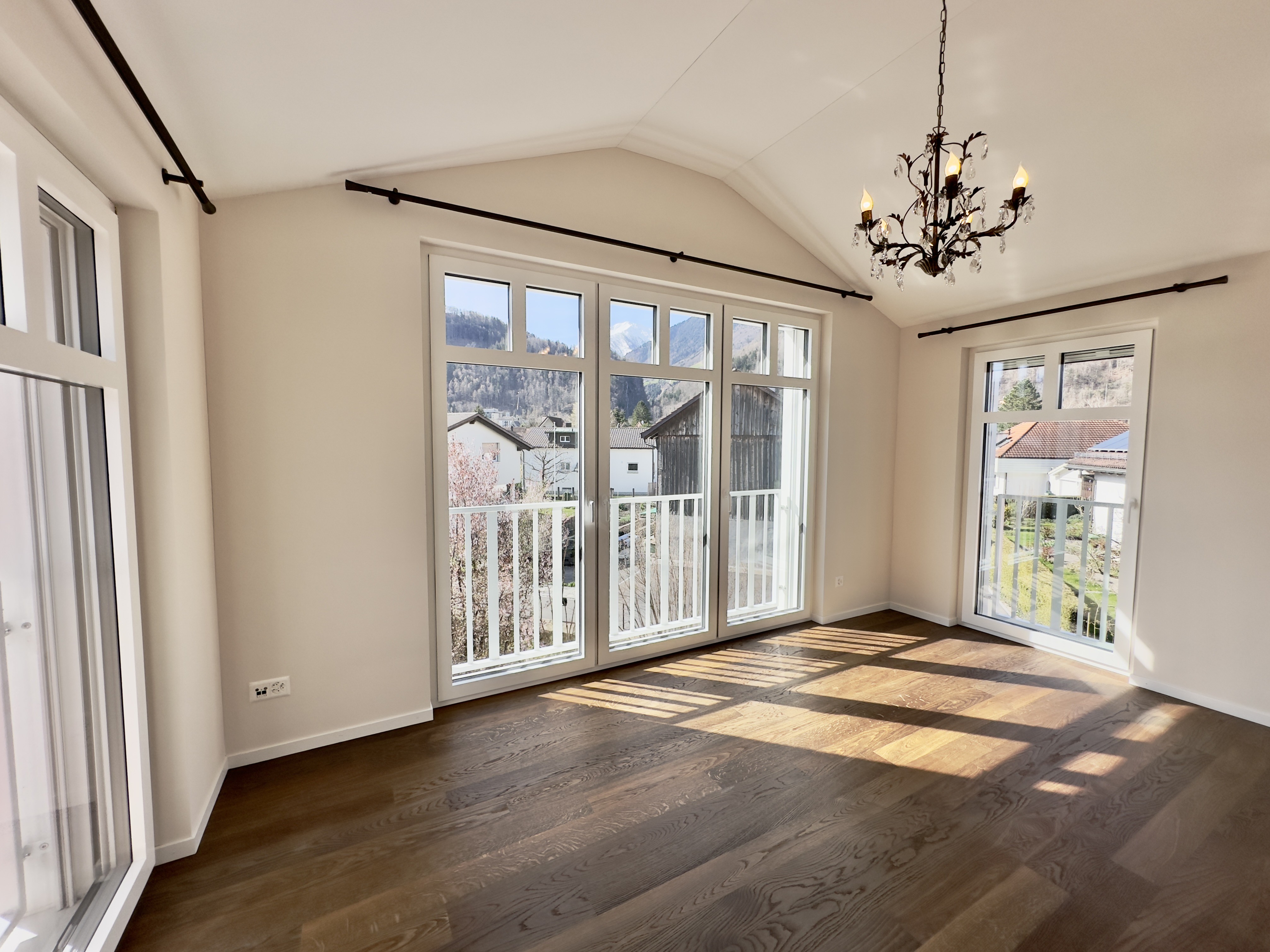 Heller leerer Raum mit Bergblick