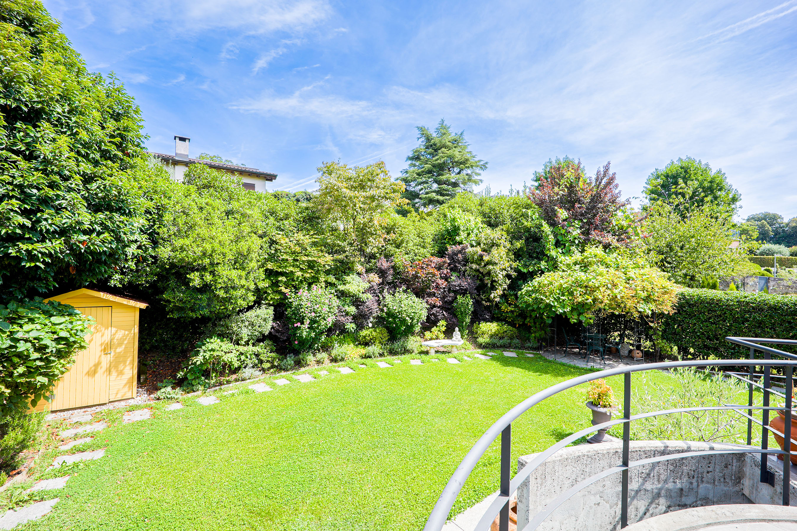 Garten mit Terrasse und viel Grün