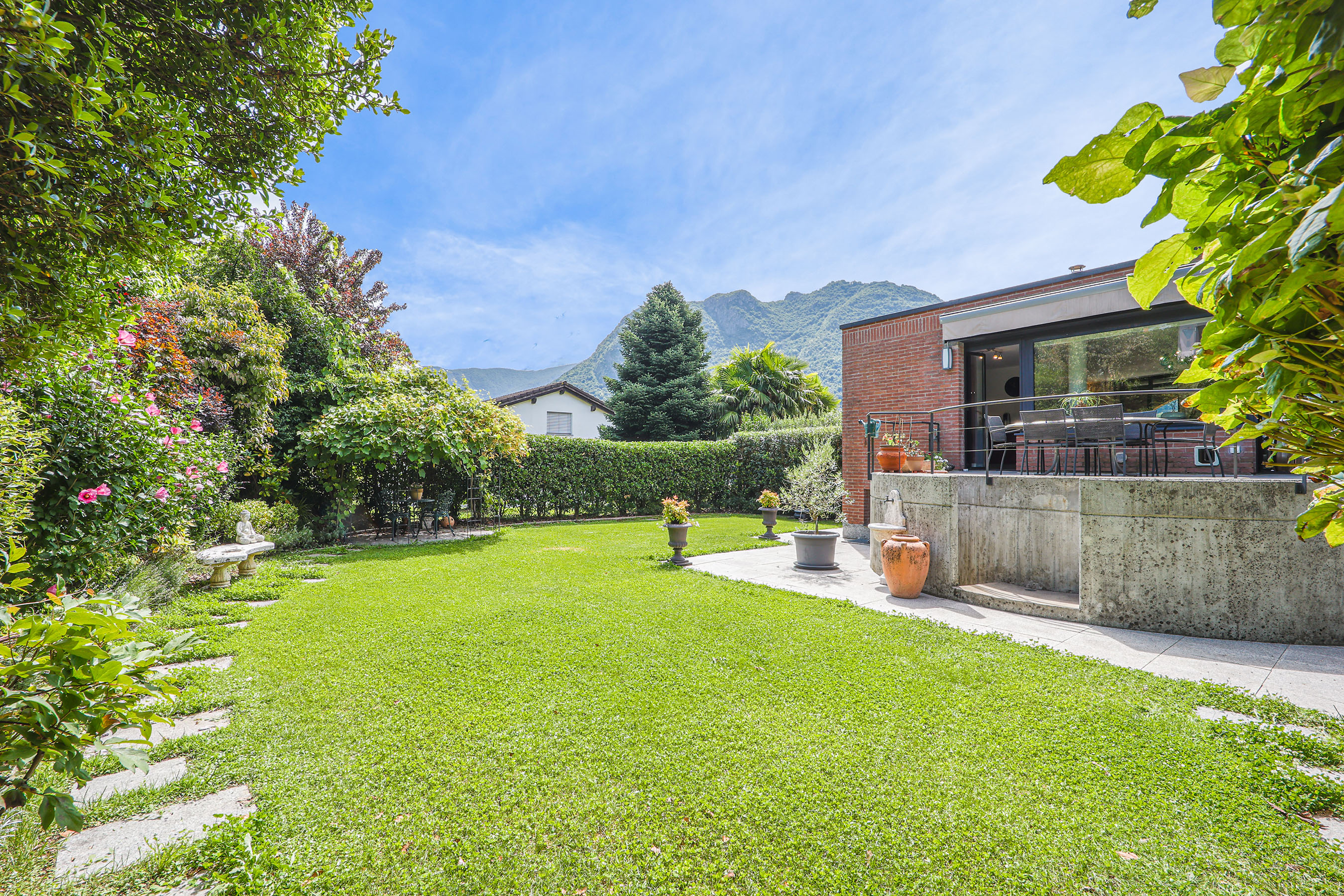 Großer Garten mit Terrasse und Bergblick