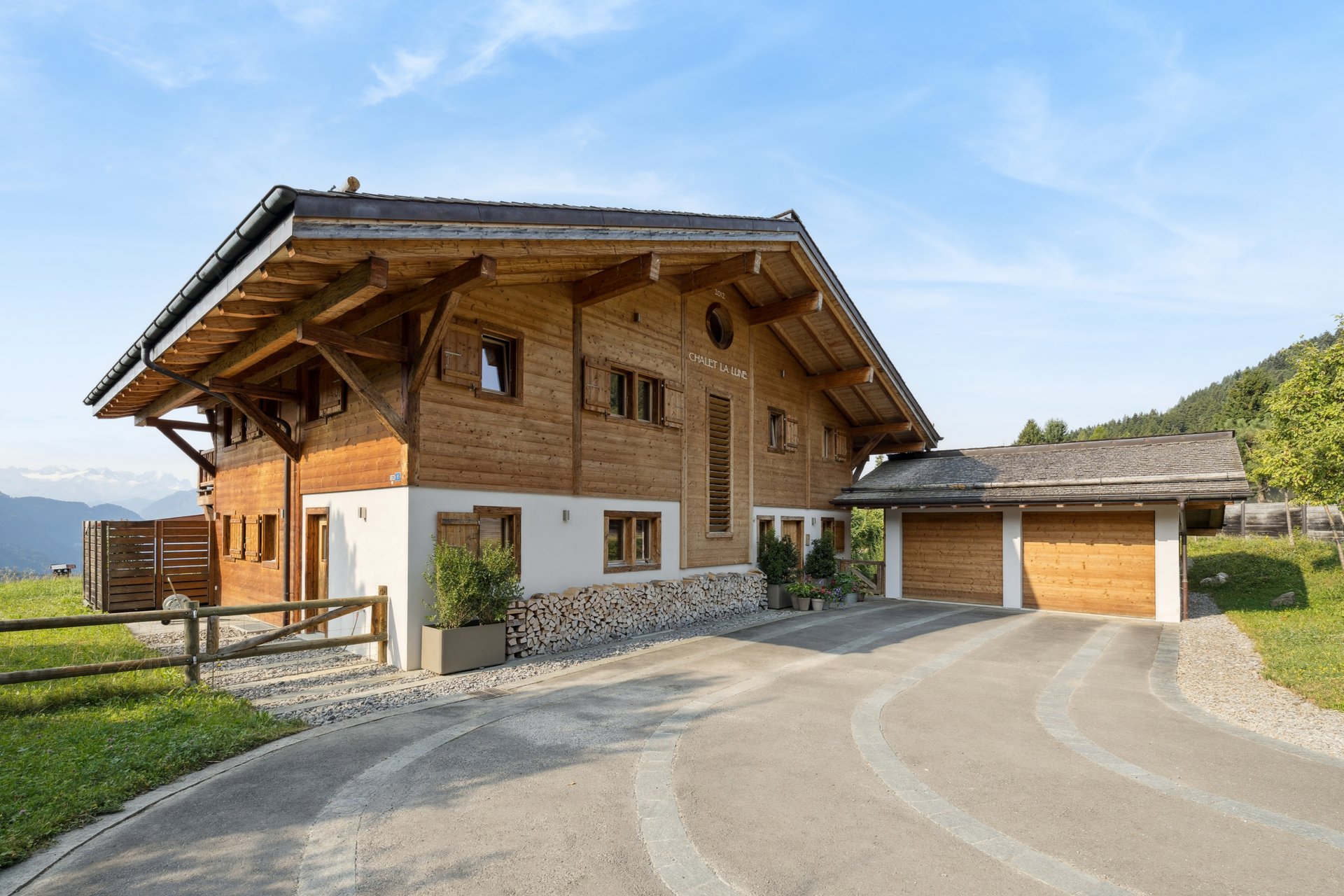 Alpenchalet mit Garage und Bergblick