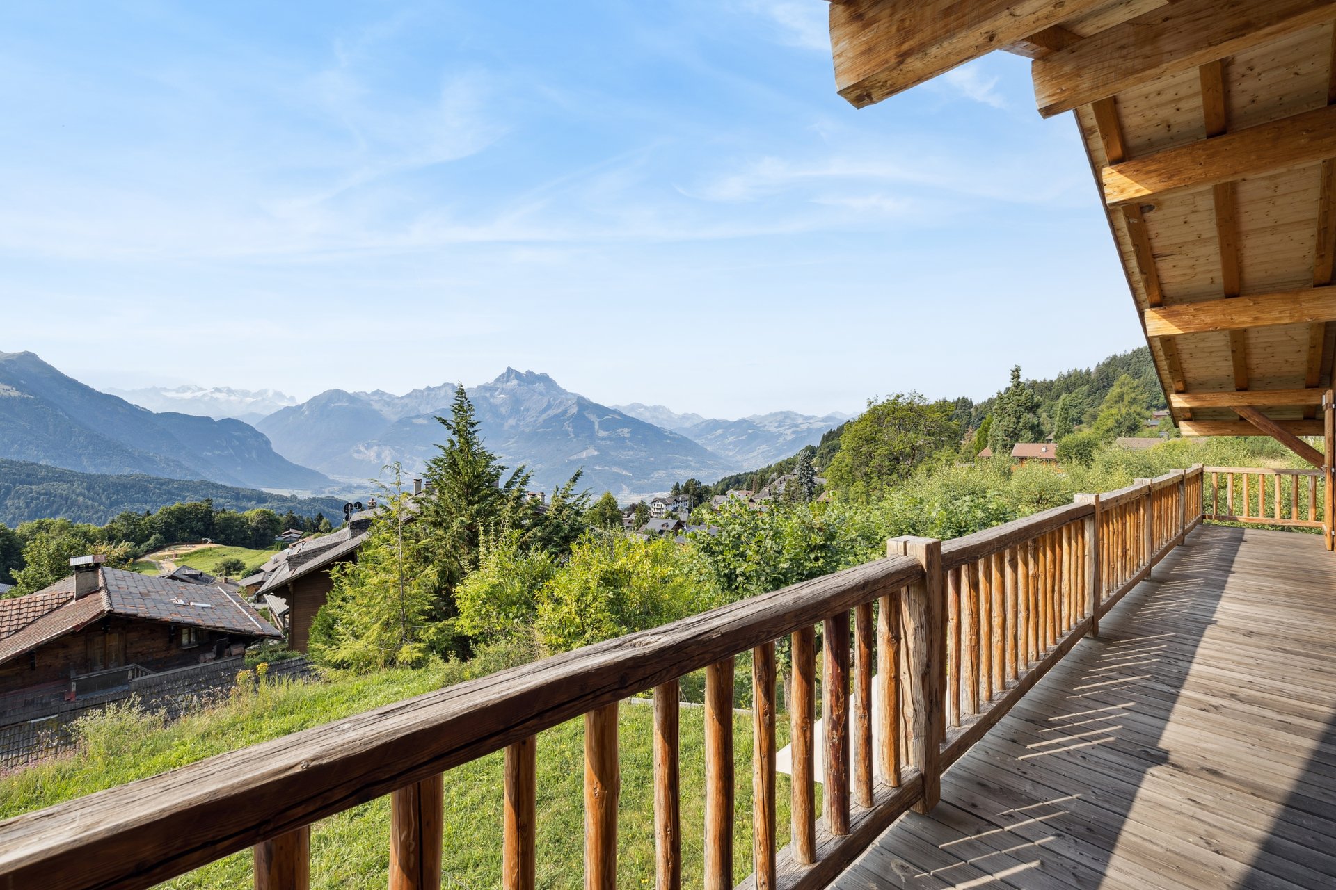 Balkon mit Bergpanorama