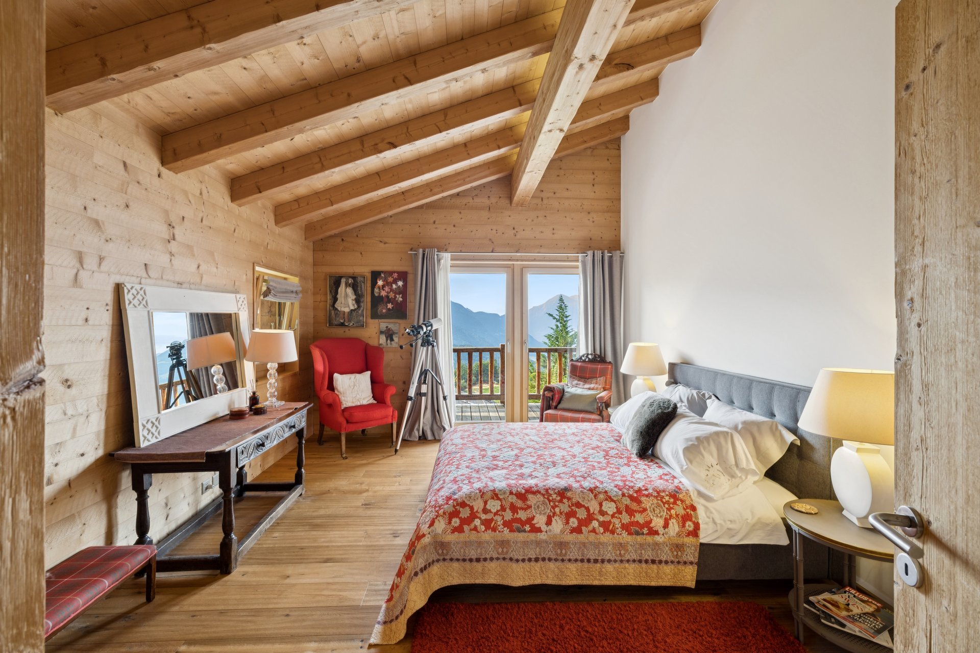 Gemütliches Holz-Schlafzimmer mit Bergblick