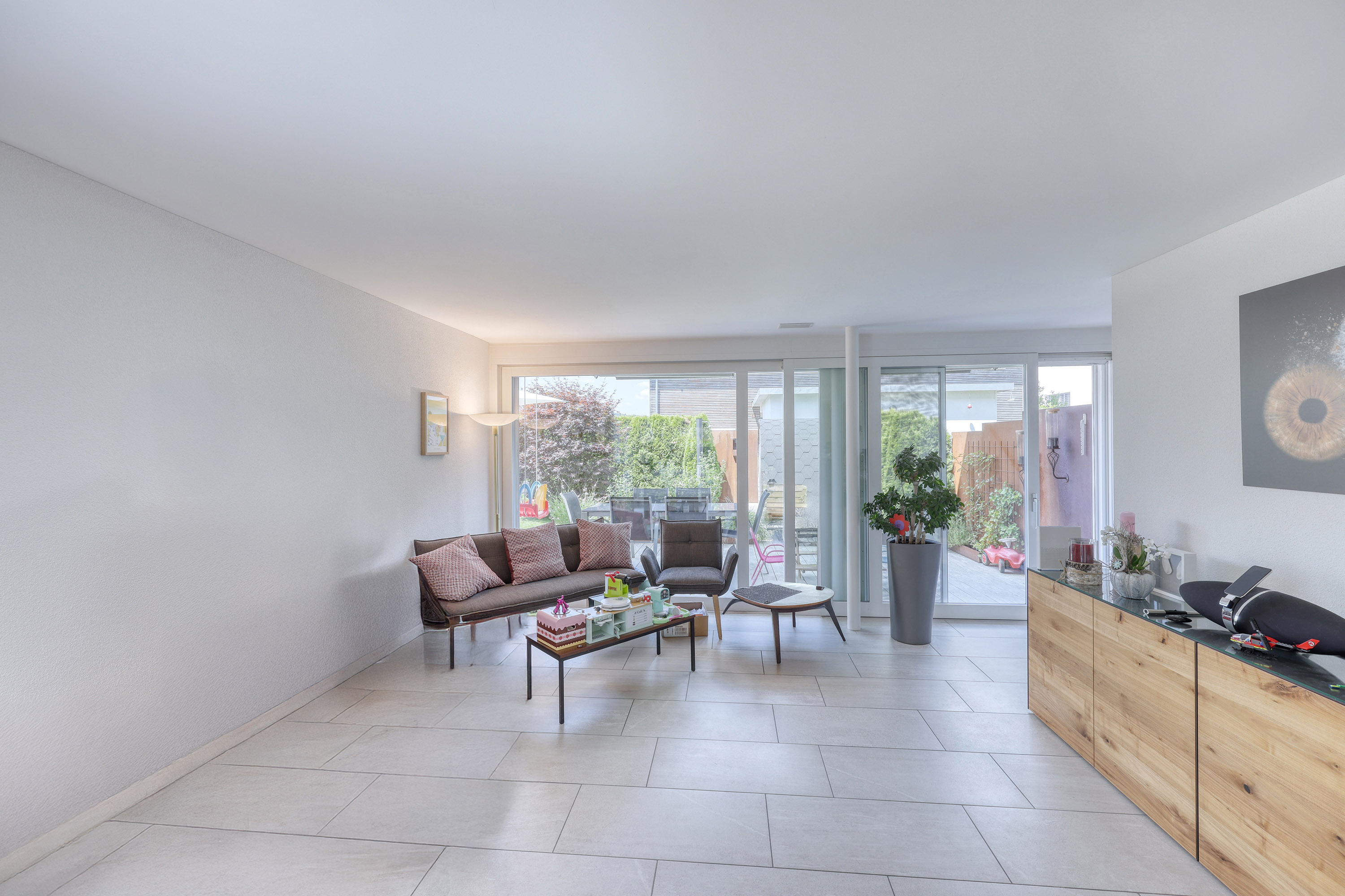 Heller Wohnraum mit Gartenzugang
