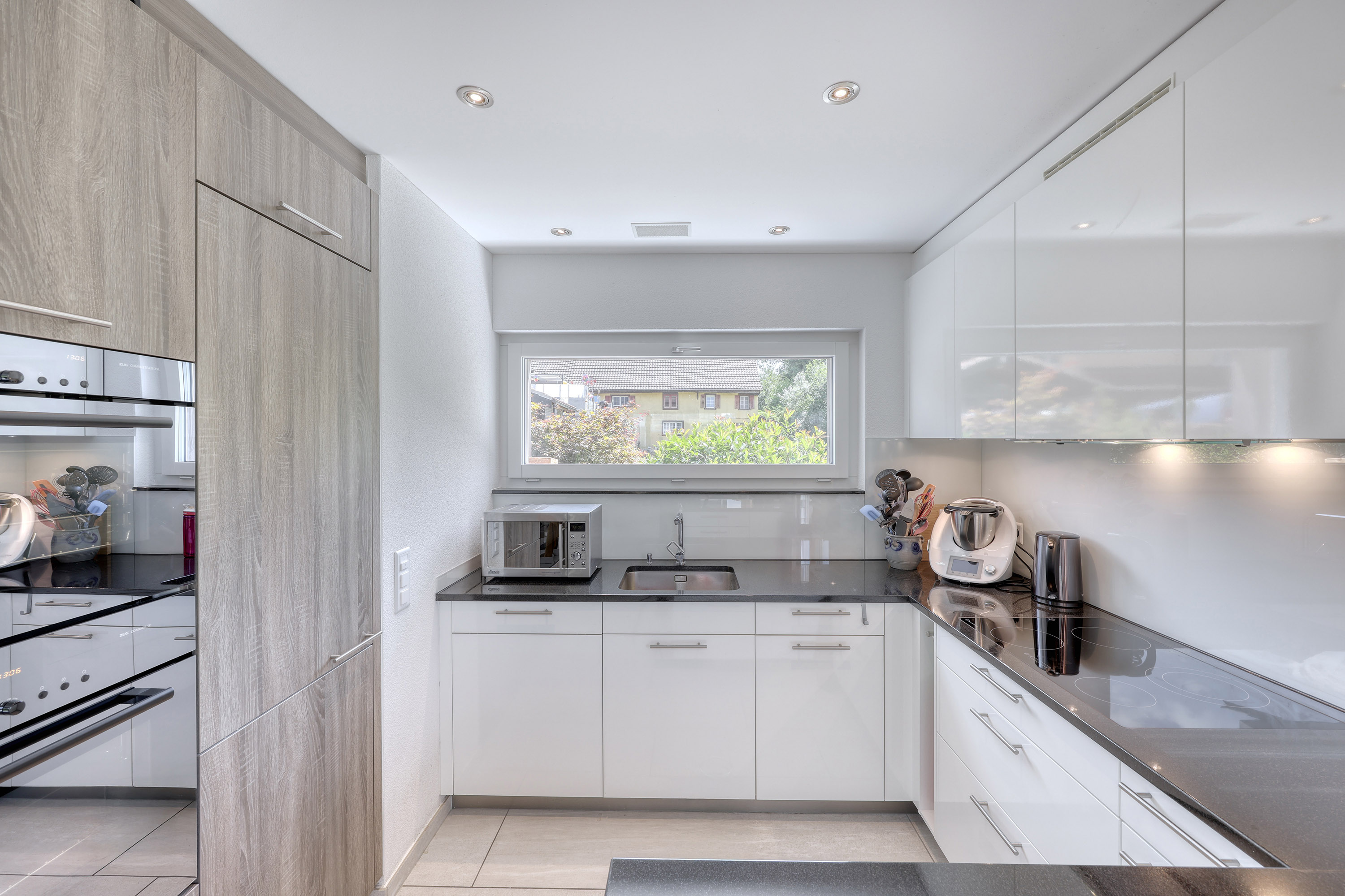 Moderne Einbauküche mit Fenster