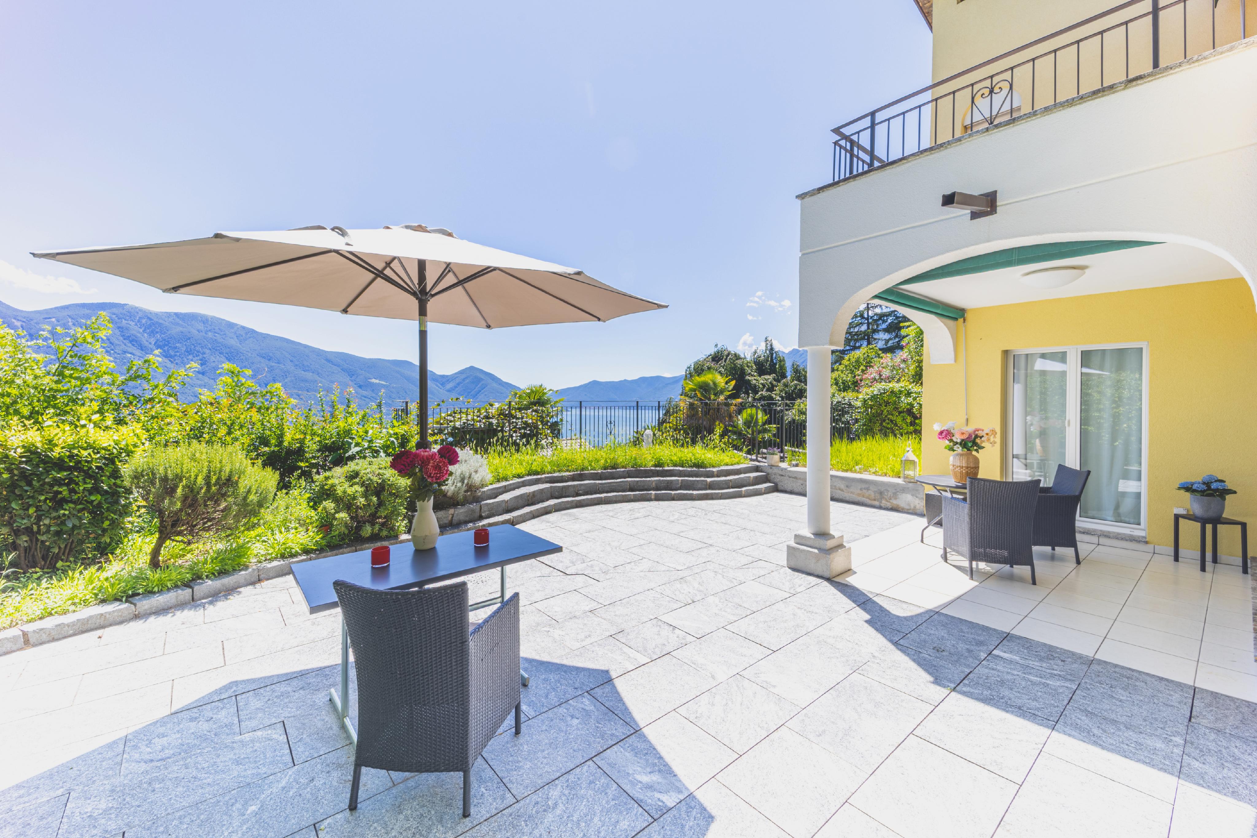 Terrasse mit Berg- und Seeblick