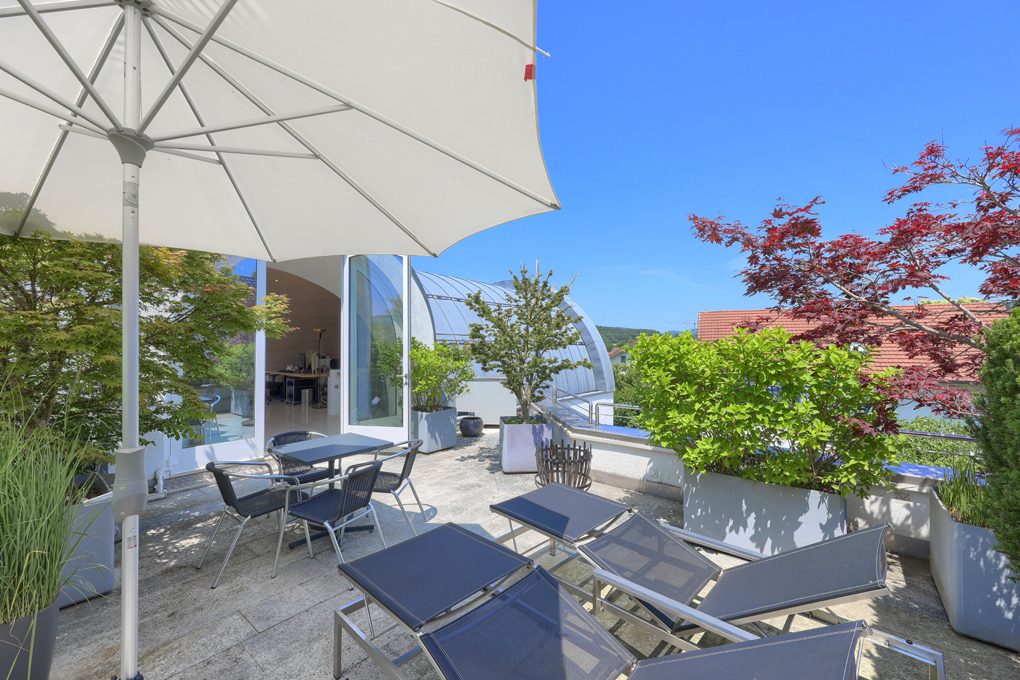 Große Dachterrasse mit Gartenmöbeln